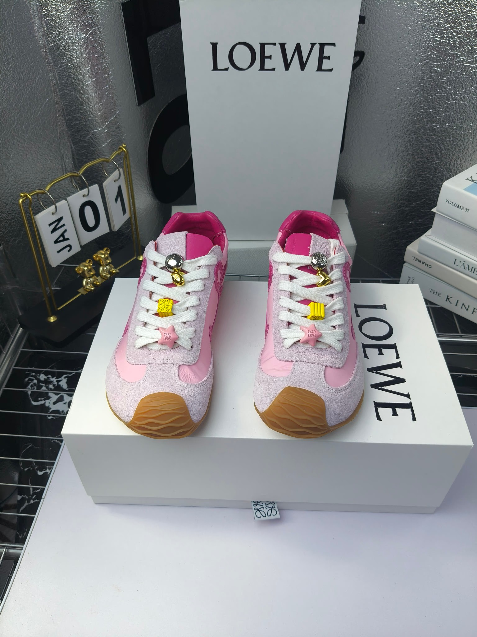 Loewe
(扣子230不带扣子220)
罗意威 25ss新款巴黎时装 balletrunner 情侣款👫芭蕾运动鞋 阿甘鞋
经典一眼就爱上的!拼接的极简风格真的做到极致!实在太百搭,随便穿搭就可以很高级,很轻便,逛街暴走无压力!
上脚无敌舒适,轻盈无负重感,出街真的爱了!不打脚还有点小增高
鞋面材质:牛皮拼接原版布料 鞋里材质:羊皮 鞋底材质:大底材质:tpu组合底,
后跟logo注塑工艺不易脱落
码数:35-45(女40 .41男38.45.46定做)