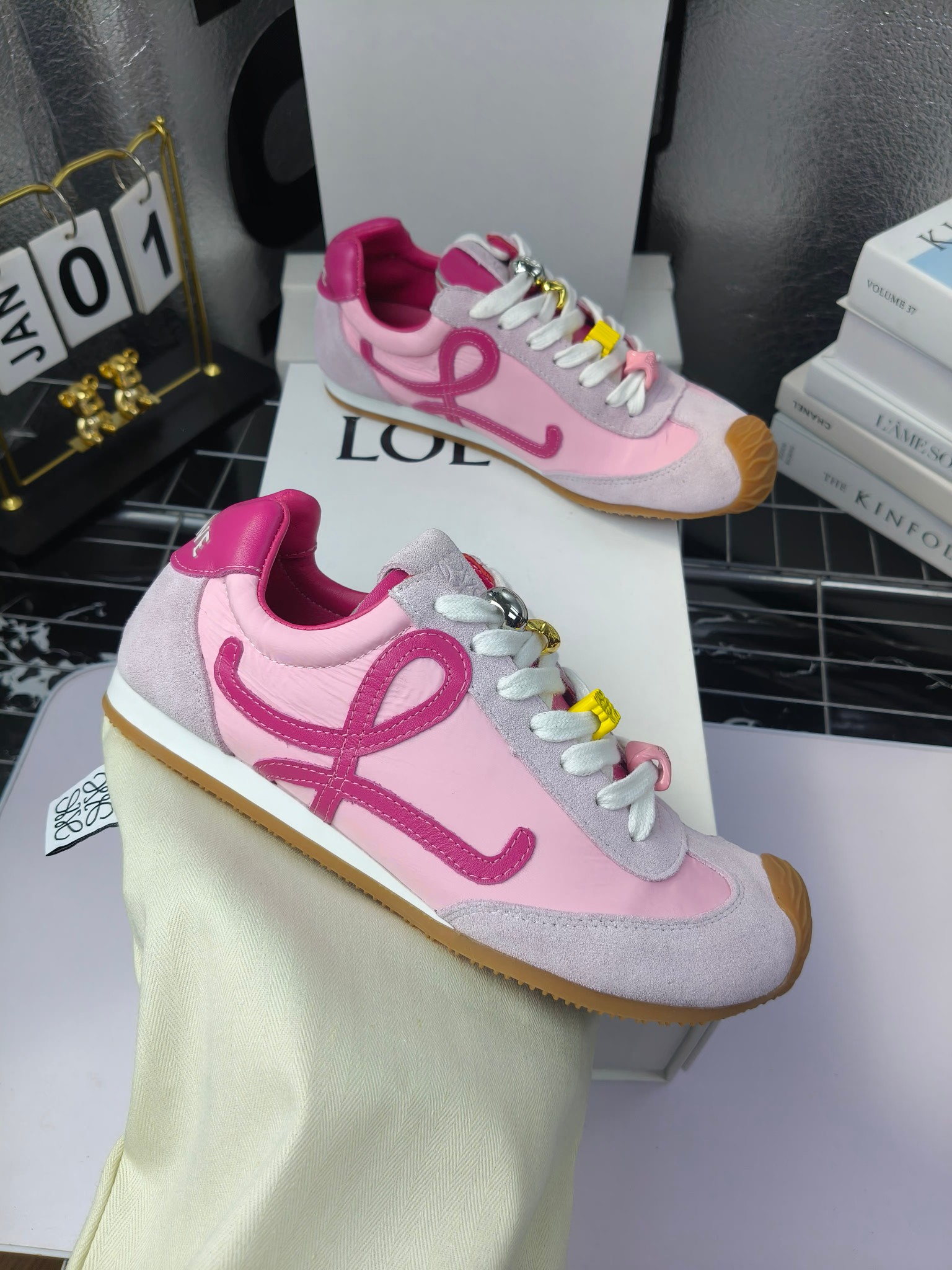 Loewe
(扣子230不带扣子220)
罗意威 25ss新款巴黎时装 balletrunner 情侣款👫芭蕾运动鞋 阿甘鞋
经典一眼就爱上的!拼接的极简风格真的做到极致!实在太百搭,随便穿搭就可以很高级,很轻便,逛街暴走无压力!
上脚无敌舒适,轻盈无负重感,出街真的爱了!不打脚还有点小增高
鞋面材质:牛皮拼接原版布料 鞋里材质:羊皮 鞋底材质:大底材质:tpu组合底,
后跟logo注塑工艺不易脱落
码数:35-45(女40 .41男38.45.46定做)