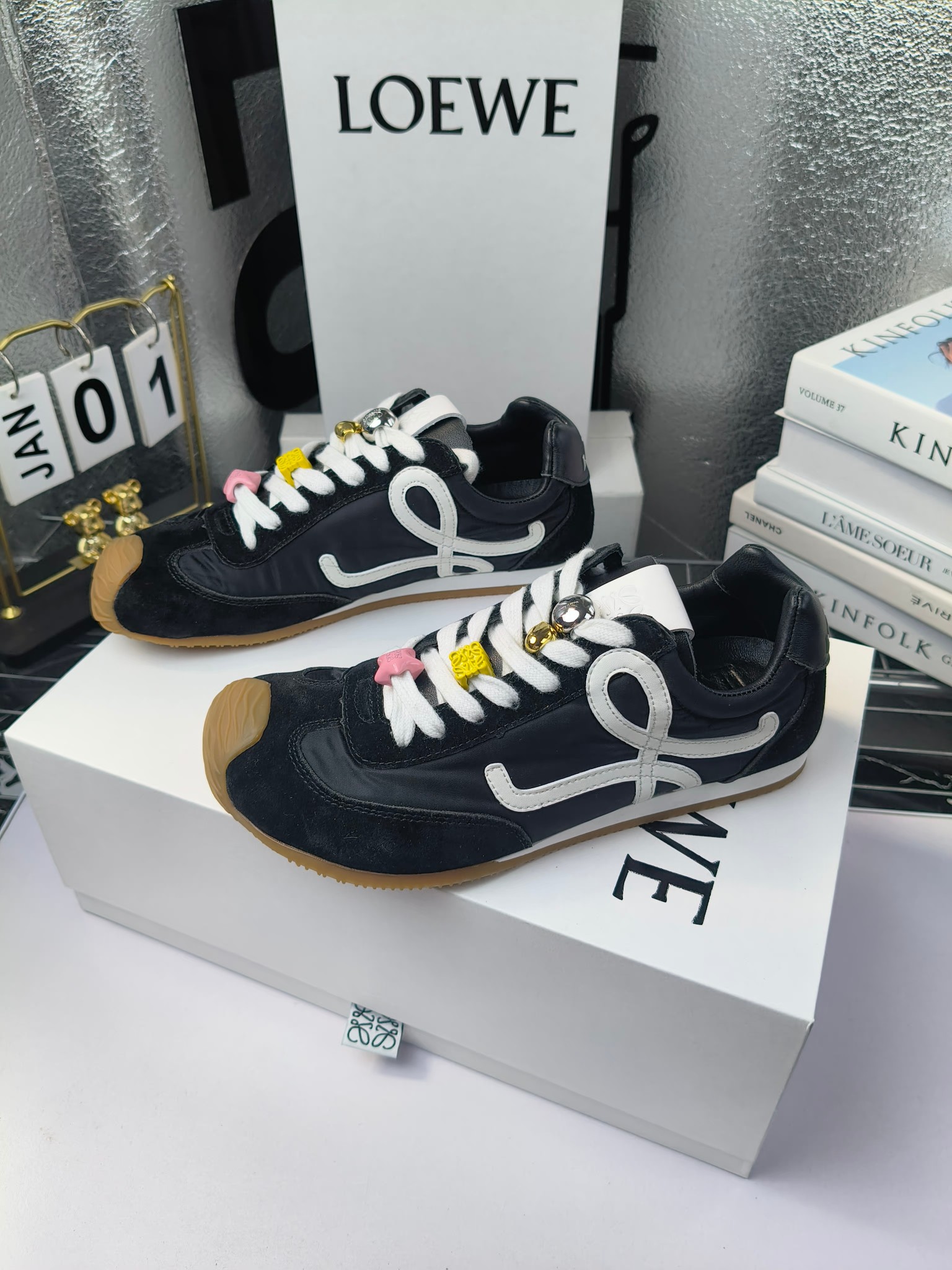 Loewe
(扣子230不带扣子220)
罗意威 25ss新款巴黎时装 balletrunner 情侣款👫芭蕾运动鞋 阿甘鞋
经典一眼就爱上的!拼接的极简风格真的做到极致!实在太百搭,随便穿搭就可以很高级,很轻便,逛街暴走无压力!
上脚无敌舒适,轻盈无负重感,出街真的爱了!不打脚还有点小增高
鞋面材质:牛皮拼接原版布料 鞋里材质:羊皮 鞋底材质:大底材质:tpu组合底,
后跟logo注塑工艺不易脱落
码数:35-45(女40 .41男38.45.46定做)