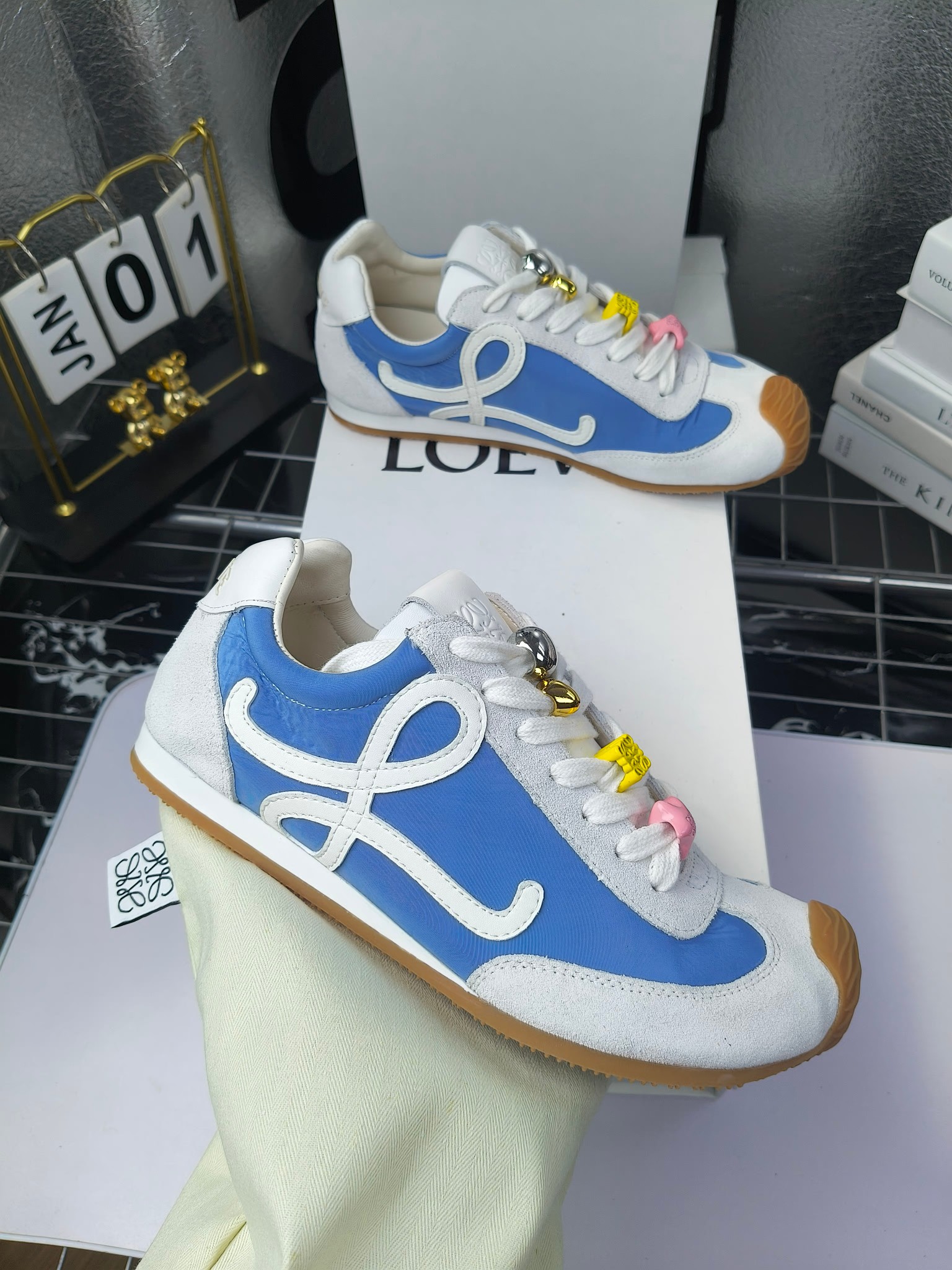 Loewe
(扣子230不带扣子220)
罗意威 25ss新款巴黎时装 balletrunner 情侣款👫芭蕾运动鞋 阿甘鞋
经典一眼就爱上的!拼接的极简风格真的做到极致!实在太百搭,随便穿搭就可以很高级,很轻便,逛街暴走无压力!
上脚无敌舒适,轻盈无负重感,出街真的爱了!不打脚还有点小增高
鞋面材质:牛皮拼接原版布料 鞋里材质:羊皮 鞋底材质:大底材质:tpu组合底,
后跟logo注塑工艺不易脱落
码数:35-45(女40 .41男38.45.46定做)