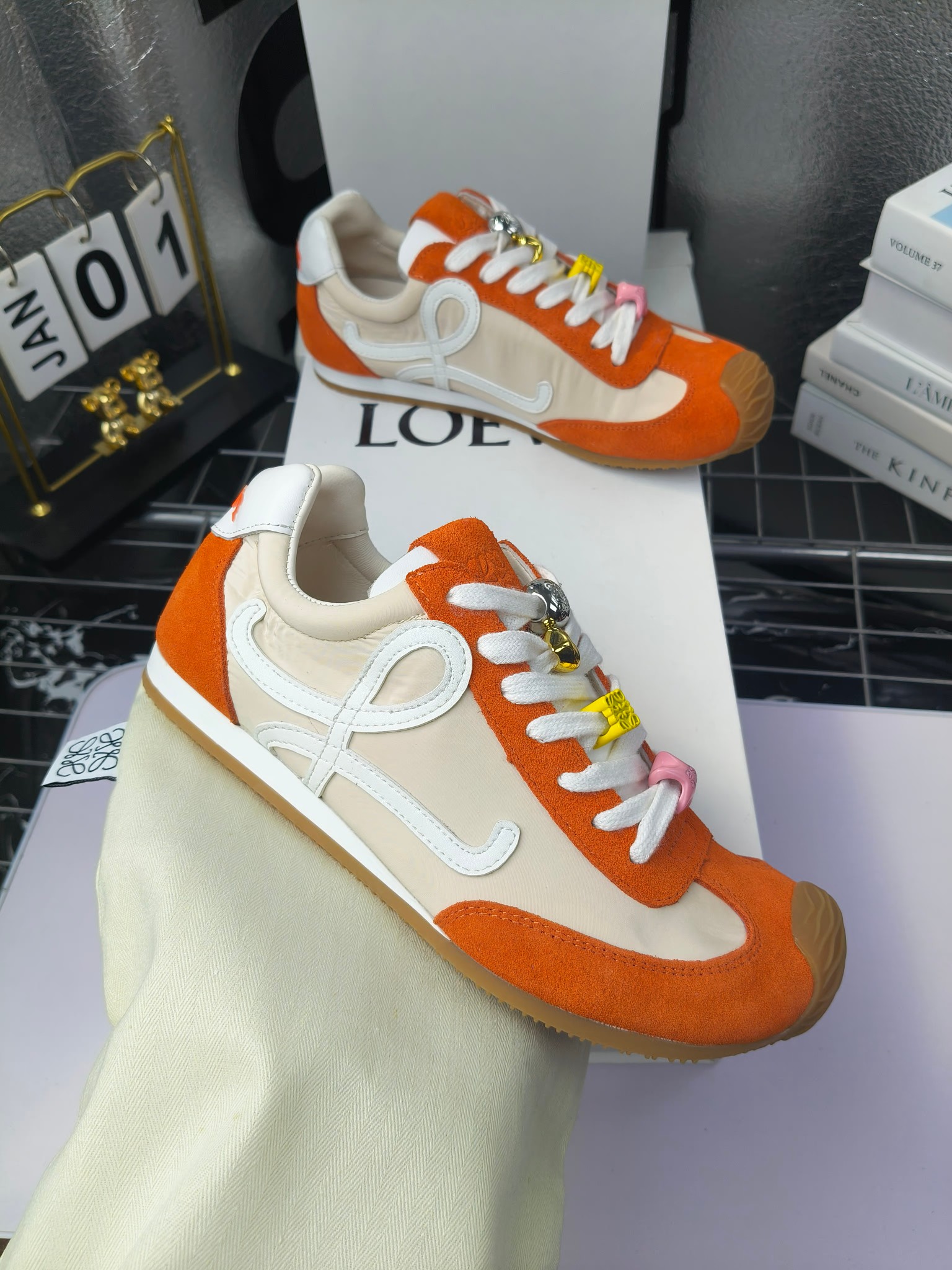 Loewe
(扣子230不带扣子220)
罗意威 25ss新款巴黎时装 balletrunner 情侣款👫芭蕾运动鞋 阿甘鞋
经典一眼就爱上的!拼接的极简风格真的做到极致!实在太百搭,随便穿搭就可以很高级,很轻便,逛街暴走无压力!
上脚无敌舒适,轻盈无负重感,出街真的爱了!不打脚还有点小增高
鞋面材质:牛皮拼接原版布料 鞋里材质:羊皮 鞋底材质:大底材质:tpu组合底,
后跟logo注塑工艺不易脱落
码数:35-45(女40 .41男38.45.46定做)