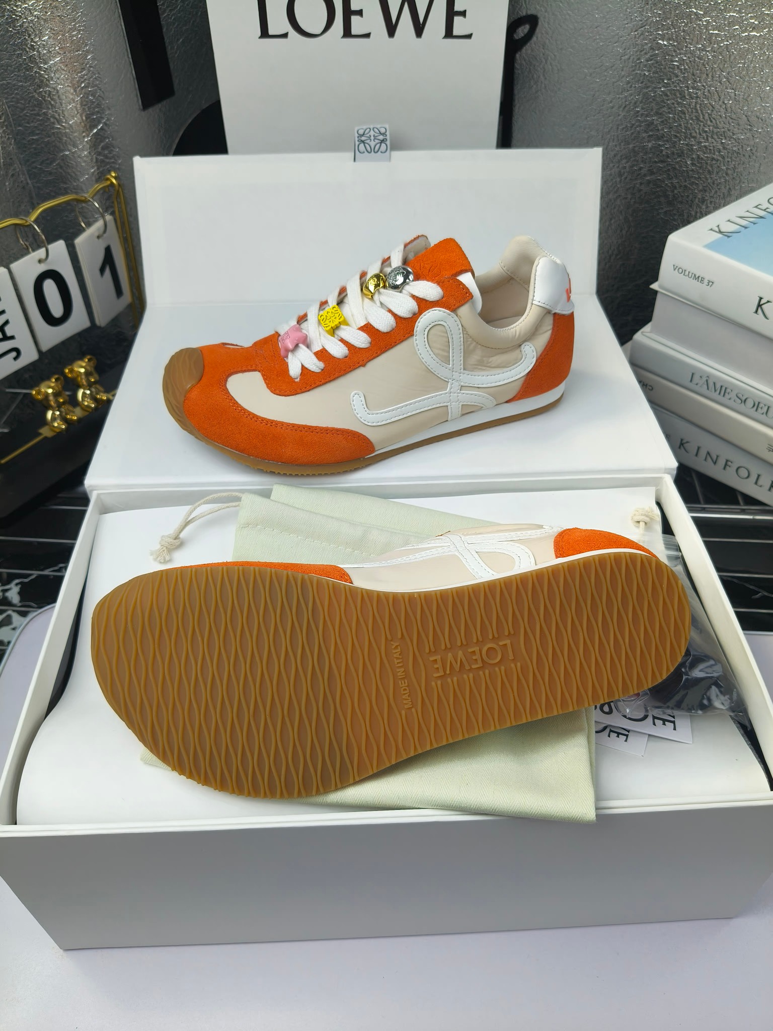 Loewe
(扣子230不带扣子220)
罗意威 25ss新款巴黎时装 balletrunner 情侣款👫芭蕾运动鞋 阿甘鞋
经典一眼就爱上的!拼接的极简风格真的做到极致!实在太百搭,随便穿搭就可以很高级,很轻便,逛街暴走无压力!
上脚无敌舒适,轻盈无负重感,出街真的爱了!不打脚还有点小增高
鞋面材质:牛皮拼接原版布料 鞋里材质:羊皮 鞋底材质:大底材质:tpu组合底,
后跟logo注塑工艺不易脱落
码数:35-45(女40 .41男38.45.46定做)
