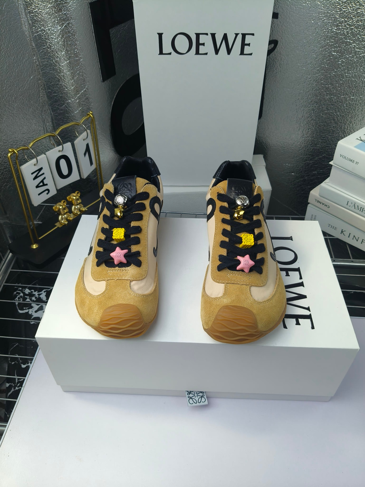Loewe
(扣子230不带扣子220)
罗意威 25ss新款巴黎时装 balletrunner 情侣款👫芭蕾运动鞋 阿甘鞋
经典一眼就爱上的!拼接的极简风格真的做到极致!实在太百搭,随便穿搭就可以很高级,很轻便,逛街暴走无压力!
上脚无敌舒适,轻盈无负重感,出街真的爱了!不打脚还有点小增高
鞋面材质:牛皮拼接原版布料 鞋里材质:羊皮 鞋底材质:大底材质:tpu组合底,
后跟logo注塑工艺不易脱落
码数:35-45(女40 .41男38.45.46定做)