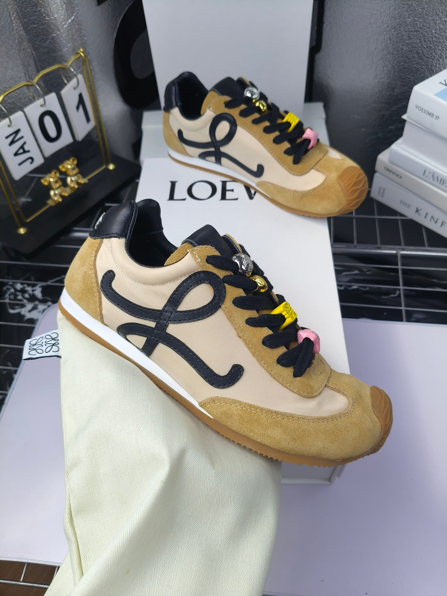 Loewe
(扣子230不带扣子220)
罗意威 25ss新款巴黎时装 balletrunner 情侣款👫芭蕾运动鞋 阿甘鞋
经典一眼就爱上的!拼接的极简风格真的做到极致!实在太百搭,随便穿搭就可以很高级,很轻便,逛街暴走无压力!
上脚无敌舒适,轻盈无负重感,出街真的爱了!不打脚还有点小增高
鞋面材质:牛皮拼接原版布料 鞋里材质:羊皮 鞋底材质:大底材质:tpu组合底,
后跟logo注塑工艺不易脱落
码数:35-45(女40 .41男38.45.46定做)