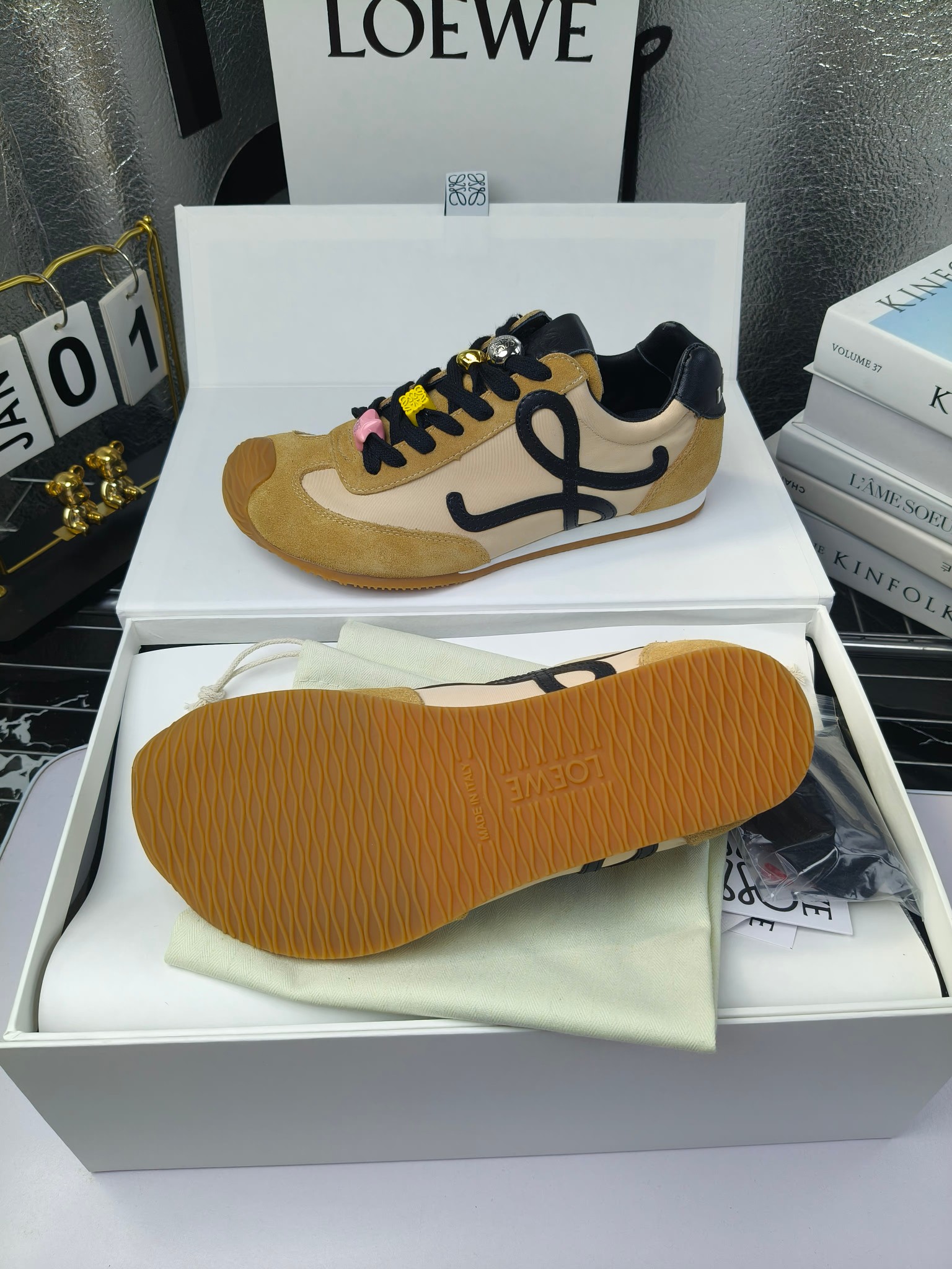 Loewe
(扣子230不带扣子220)
罗意威 25ss新款巴黎时装 balletrunner 情侣款👫芭蕾运动鞋 阿甘鞋
经典一眼就爱上的!拼接的极简风格真的做到极致!实在太百搭,随便穿搭就可以很高级,很轻便,逛街暴走无压力!
上脚无敌舒适,轻盈无负重感,出街真的爱了!不打脚还有点小增高
鞋面材质:牛皮拼接原版布料 鞋里材质:羊皮 鞋底材质:大底材质:tpu组合底,
后跟logo注塑工艺不易脱落
码数:35-45(女40 .41男38.45.46定做)