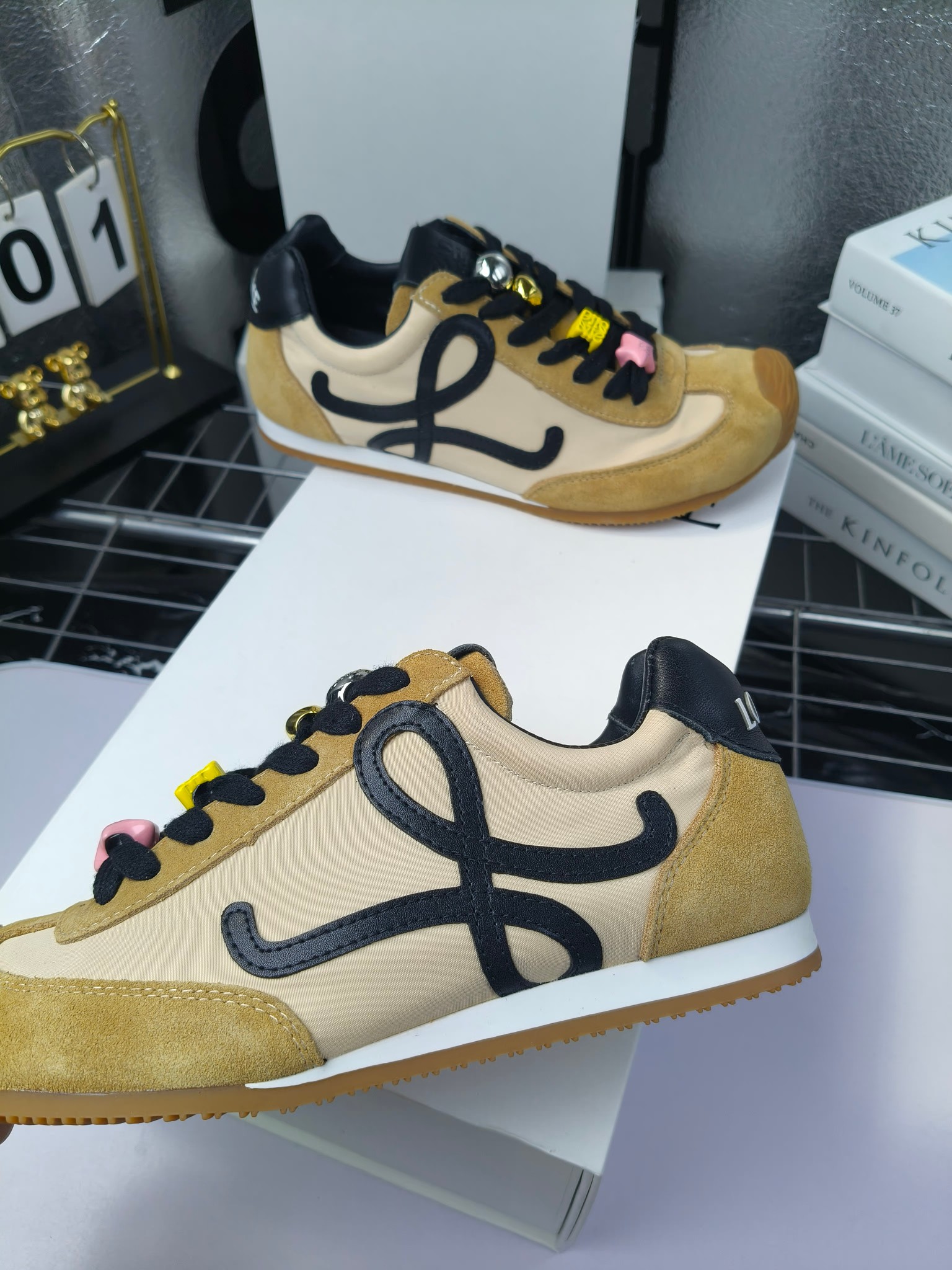 Loewe
(扣子230不带扣子220)
罗意威 25ss新款巴黎时装 balletrunner 情侣款👫芭蕾运动鞋 阿甘鞋
经典一眼就爱上的!拼接的极简风格真的做到极致!实在太百搭,随便穿搭就可以很高级,很轻便,逛街暴走无压力!
上脚无敌舒适,轻盈无负重感,出街真的爱了!不打脚还有点小增高
鞋面材质:牛皮拼接原版布料 鞋里材质:羊皮 鞋底材质:大底材质:tpu组合底,
后跟logo注塑工艺不易脱落
码数:35-45(女40 .41男38.45.46定做)