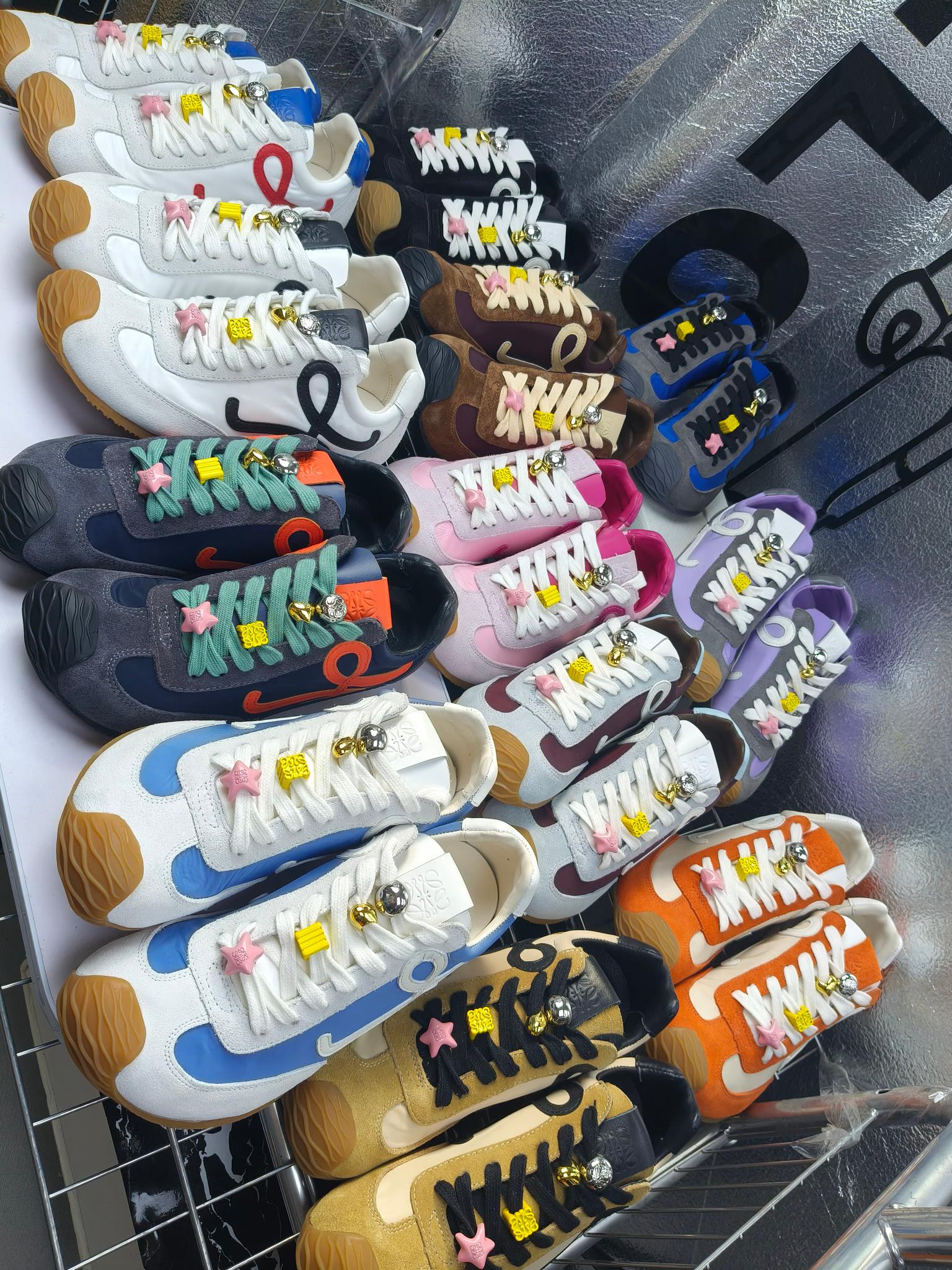 NO:221908,Loewe (button/optional without buttons) Button without buttons Loewe 25ss new Paris fashion balletrunner couple ballet sneakers Forrest Gump shoes classic love at first glance!  The minimalist style of splicing is really the ultimate!  It's so versatile. You can wear it casually and be very high-end and light, and you can go shopping without any pressure!  It is invincible and comfortable to wear on your feet, light and without weight. I really love it when I go out!  There is a little bit of heightening without hitting the feet. The upper material is cowhide leather splicing original fabric. The shoe is made of sheepskin. The sole is made of large sole. The tpu combination sole is not easy to fall off. The injection molding process of the heel is not easy to fall off. Size 35-45 (for women 40, customized for men 45), casual shoes/sports shoes, loewe, loewe, sneakers, cowhide, sheepskin19860909Loewe（扣子/不带扣子可选） 扣子没扣子 罗意威 25ss新款巴黎时装 balletrunner 情侣款芭蕾运动鞋 阿甘鞋 经典一眼就爱上的！拼接的极简风格真的做到极致！实在太百搭,随便穿搭就可以很高级,很轻便,逛街暴走无压力！ 上脚无敌舒适,轻盈无负重感,出街真的爱了！不打脚还有点小增高 鞋面材质牛皮拼接原版布料 鞋里材质羊皮 鞋底材质大底材质tpu组合底, 后跟logo注塑工艺不易脱落 码数35-45（女40 男45定做）,休闲鞋/运动鞋,loewe,loewe,sneakers,cowhide,sheepskin,Women's Shoes