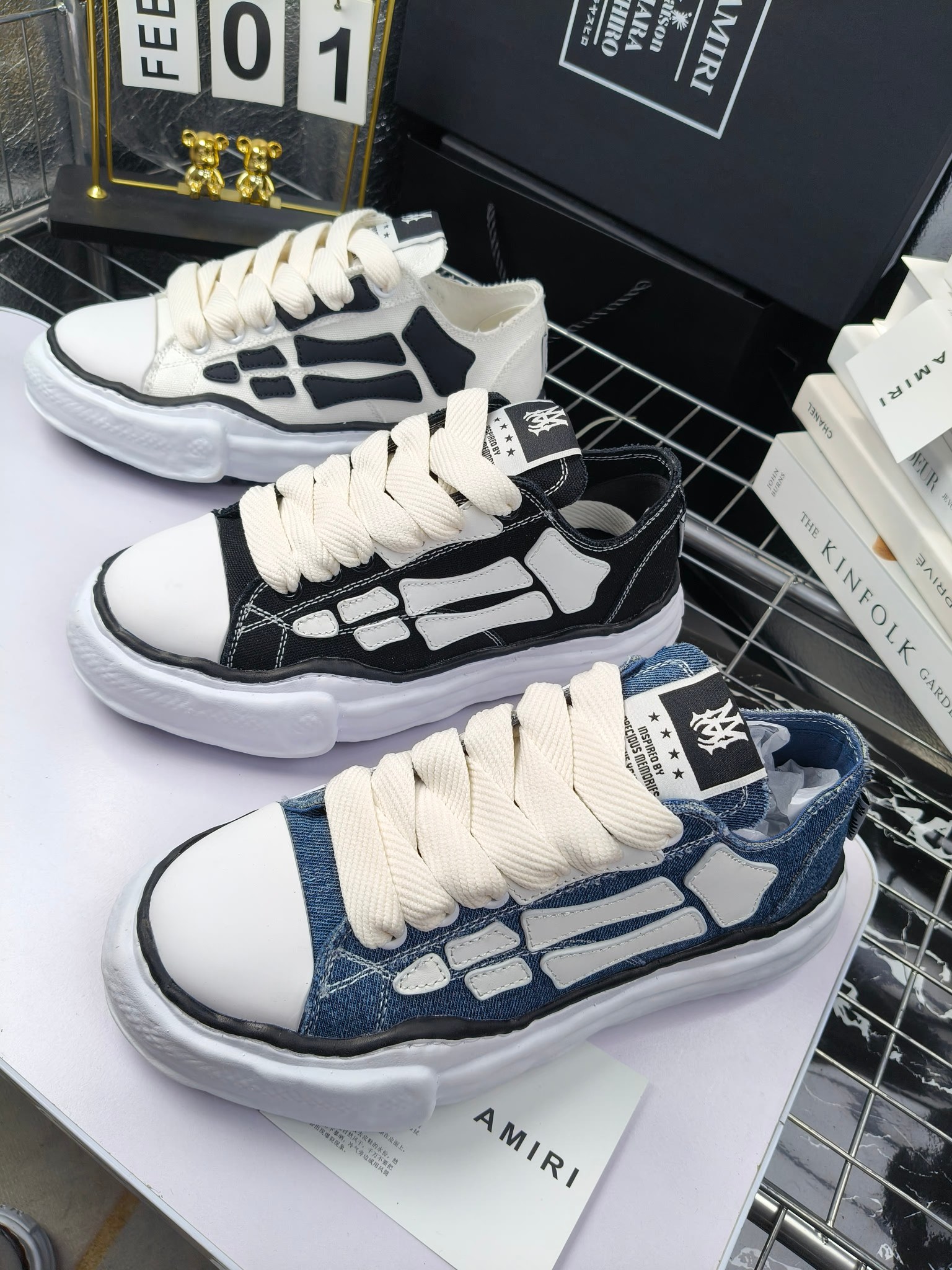 NO:235409,Amiri bone dissolving shoes MMY X AMIRI's joint creation made a shocking debut. Black and white collision, unique bone line design, this pair of shoes perfectly blends personality and fashion. The moment you put on your feet, the street fashion is full, and every step is unruly. The original mold replica restores the authentic taste and top version!  Material upper original custom space Monica canvas!  Inner original technology cloth, large sole original molded steel stamp EVA foam sole, size 35~39 for women (40, custom-made non-return and exchange) Men 39~44 for men (45, custom-made non-return and exchange) Full set of original counter packaging, casual shoes/sports shoes, amiri, sneakers19860909Amiri骨头溶解鞋 MMY X AMIRI联名之作震撼登场.黑白碰撞,独特骨骼线条设计,这双板鞋将个性与时尚完美融合.上脚瞬间,街头潮流感拉满,每一步都踏出不羁态度 .原版开模复刻 还原正品味道 顶级版本！ 材质鞋面原版定制太空莫尼卡帆布！ 内里原版科技布、 大底原开模钢印EVA发泡底、 码数女35～39（40、定做不退换）  男39～44（45、定做不退换） 全套专柜原包装,休闲鞋/运动鞋,amiri,sneakers,Women's Shoes