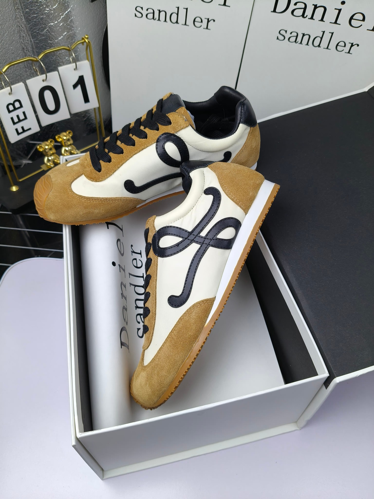 NO:235431,Non-standard version, exclusive to the platform. You can make your own trademark or authorized, and you can accept your own trademark. 25ss new Paris fashion balletrunner couple ballet sneakers Forrest Gump shoes classic love at first glance!  The minimalist style of splicing is really the ultimate!  It's so versatile. You can wear it casually and be very high-end and light, and you can go shopping without any pressure!  It is invincible and comfortable to wear on your feet, light and without weight. I really love it when I go out!  There is a little bit of heightening without hitting the feet. The upper material is cowhide leather splicing original fabric. The shoe is sheepskin. The sole is made of large sole and rubber combination sole, size 35-45 (four 40.41 and men 45.46 customized), casual shoes/sports shoes, sneakers, cowhide, sheepskin19860909无标版 档口,平台专供 可做自己商标可授权,可接客户自己商标 25ss新款巴黎时装 balletrunner 情侣款芭蕾运动鞋 阿甘鞋 经典一眼就爱上的！拼接的极简风格真的做到极致！实在太百搭,随便穿搭就可以很高级,很轻便,逛街暴走无压力！ 上脚无敌舒适,轻盈无负重感,出街真的爱了！不打脚还有点小增高 鞋面材质牛皮拼接原版布料 鞋里材质羊皮 鞋底材质大底材质橡胶组合底, 码数35-45（女40.41 男45.46定做）,休闲鞋/运动鞋,sneakers,cowhide,sheepskin,Women's Shoes