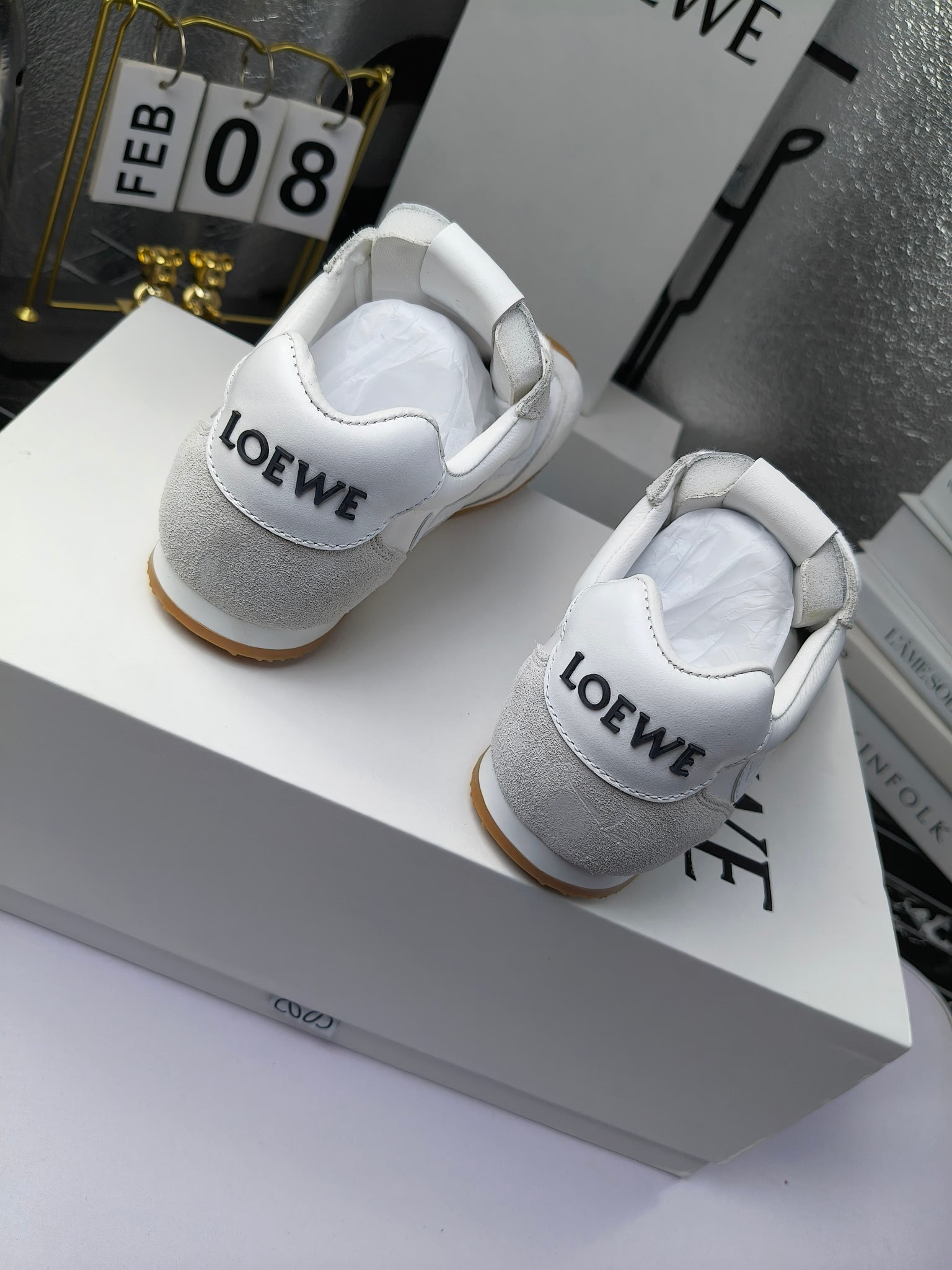Loewe
(扣子230不带扣子220)
罗意威 25ss新款巴黎时装 balletrunner 情侣款👫芭蕾运动鞋 阿甘鞋
经典一眼就爱上的!拼接的极简风格真的做到极致!实在太百搭,随便穿搭就可以很高级,很轻便,逛街暴走无压力!
上脚无敌舒适,轻盈无负重感,出街真的爱了!不打脚还有点小增高
鞋面材质:牛皮拼接原版布料 鞋里材质:羊皮 鞋底材质:大底材质:tpu组合底,
后跟logo注塑工艺不易脱落
码数:35-45(女40 .41男38.45.46定做)