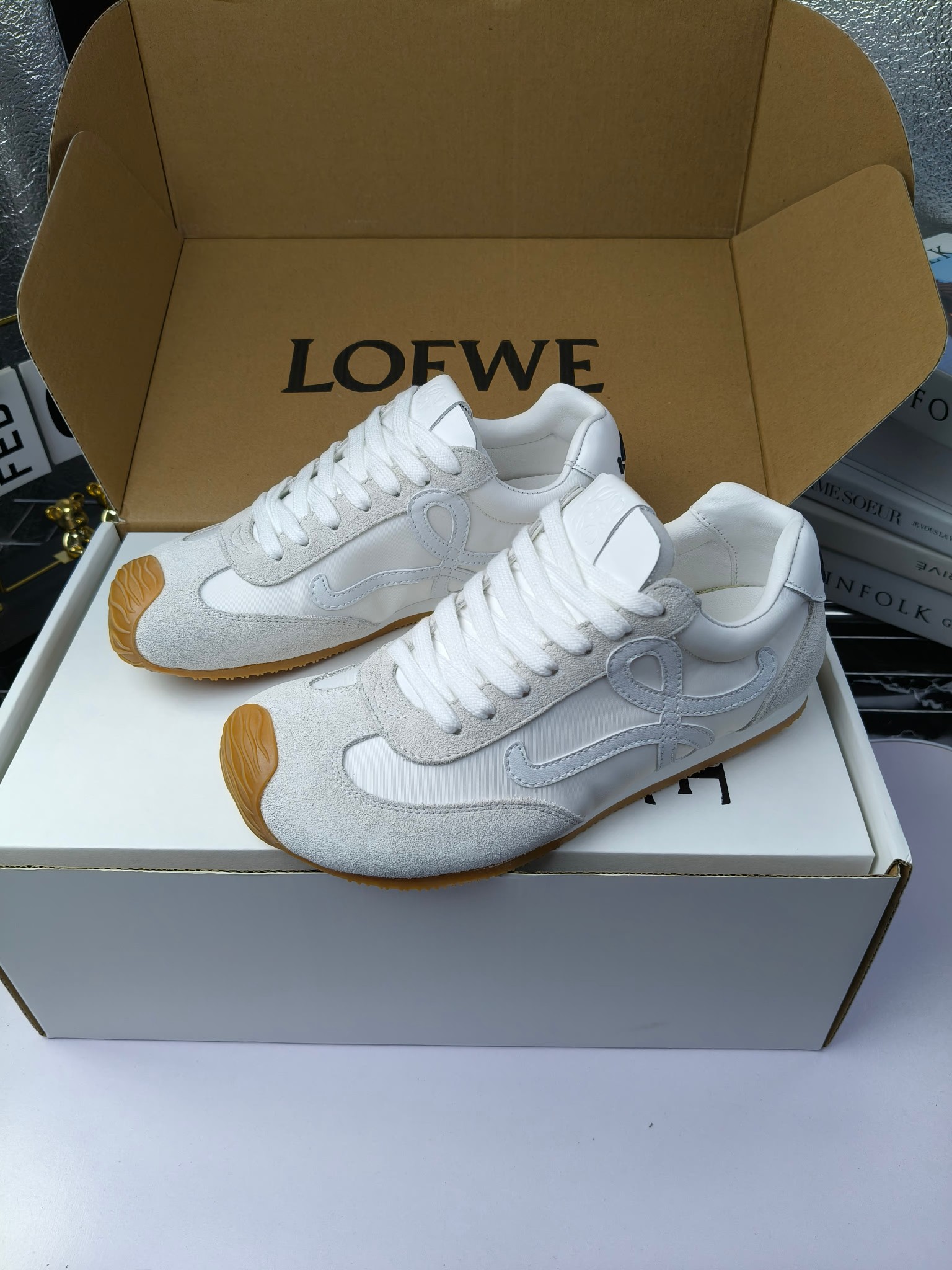 Loewe
(扣子230不带扣子220)
罗意威 25ss新款巴黎时装 balletrunner 情侣款👫芭蕾运动鞋 阿甘鞋
经典一眼就爱上的!拼接的极简风格真的做到极致!实在太百搭,随便穿搭就可以很高级,很轻便,逛街暴走无压力!
上脚无敌舒适,轻盈无负重感,出街真的爱了!不打脚还有点小增高
鞋面材质:牛皮拼接原版布料 鞋里材质:羊皮 鞋底材质:大底材质:tpu组合底,
后跟logo注塑工艺不易脱落
码数:35-45(女40 .41男38.45.46定做)