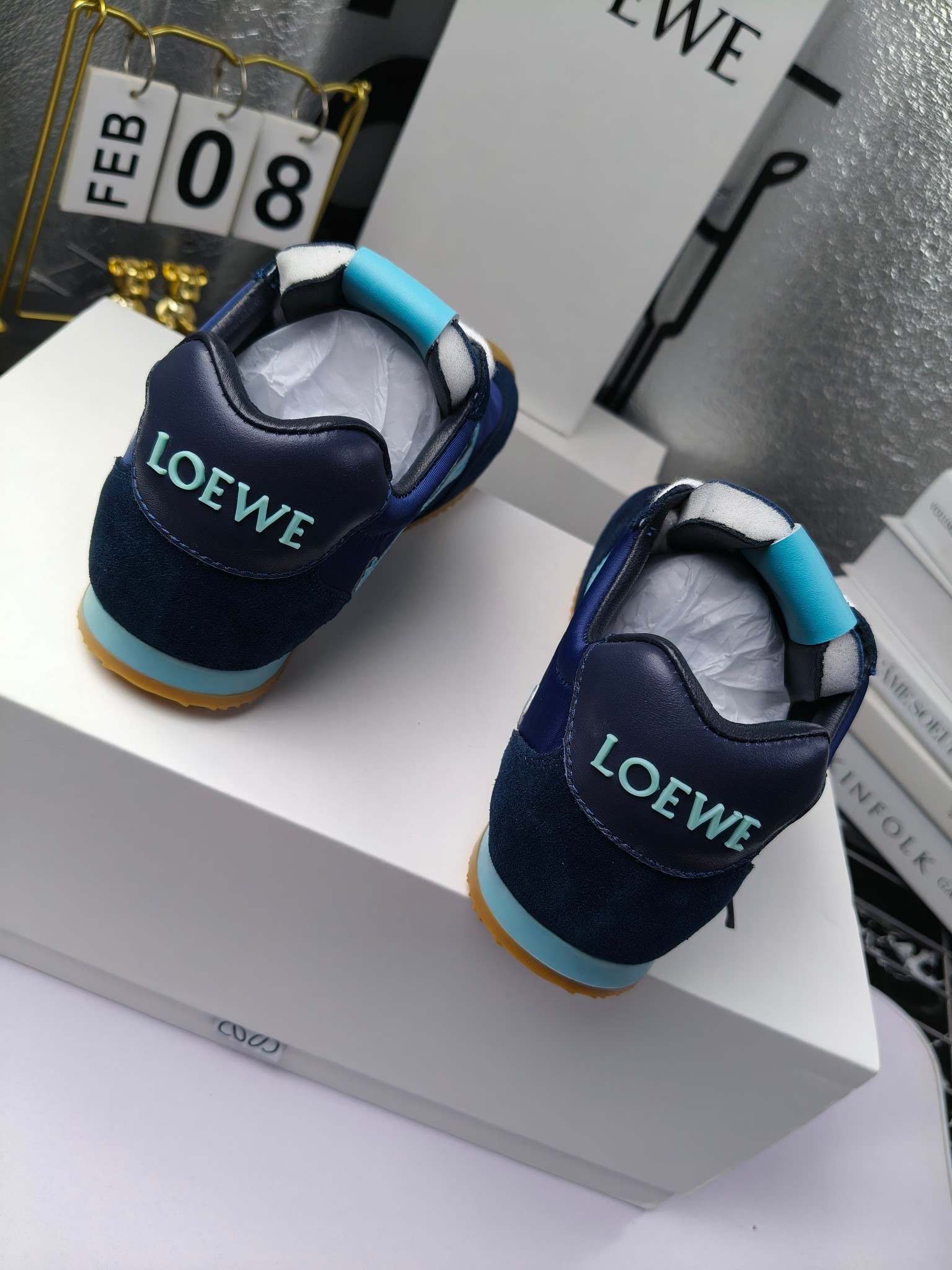 Loewe
(扣子230不带扣子220)
罗意威 25ss新款巴黎时装 balletrunner 情侣款👫芭蕾运动鞋 阿甘鞋
经典一眼就爱上的!拼接的极简风格真的做到极致!实在太百搭,随便穿搭就可以很高级,很轻便,逛街暴走无压力!
上脚无敌舒适,轻盈无负重感,出街真的爱了!不打脚还有点小增高
鞋面材质:牛皮拼接原版布料 鞋里材质:羊皮 鞋底材质:大底材质:tpu组合底,
后跟logo注塑工艺不易脱落
码数:35-45(女40 .41男38.45.46定做)