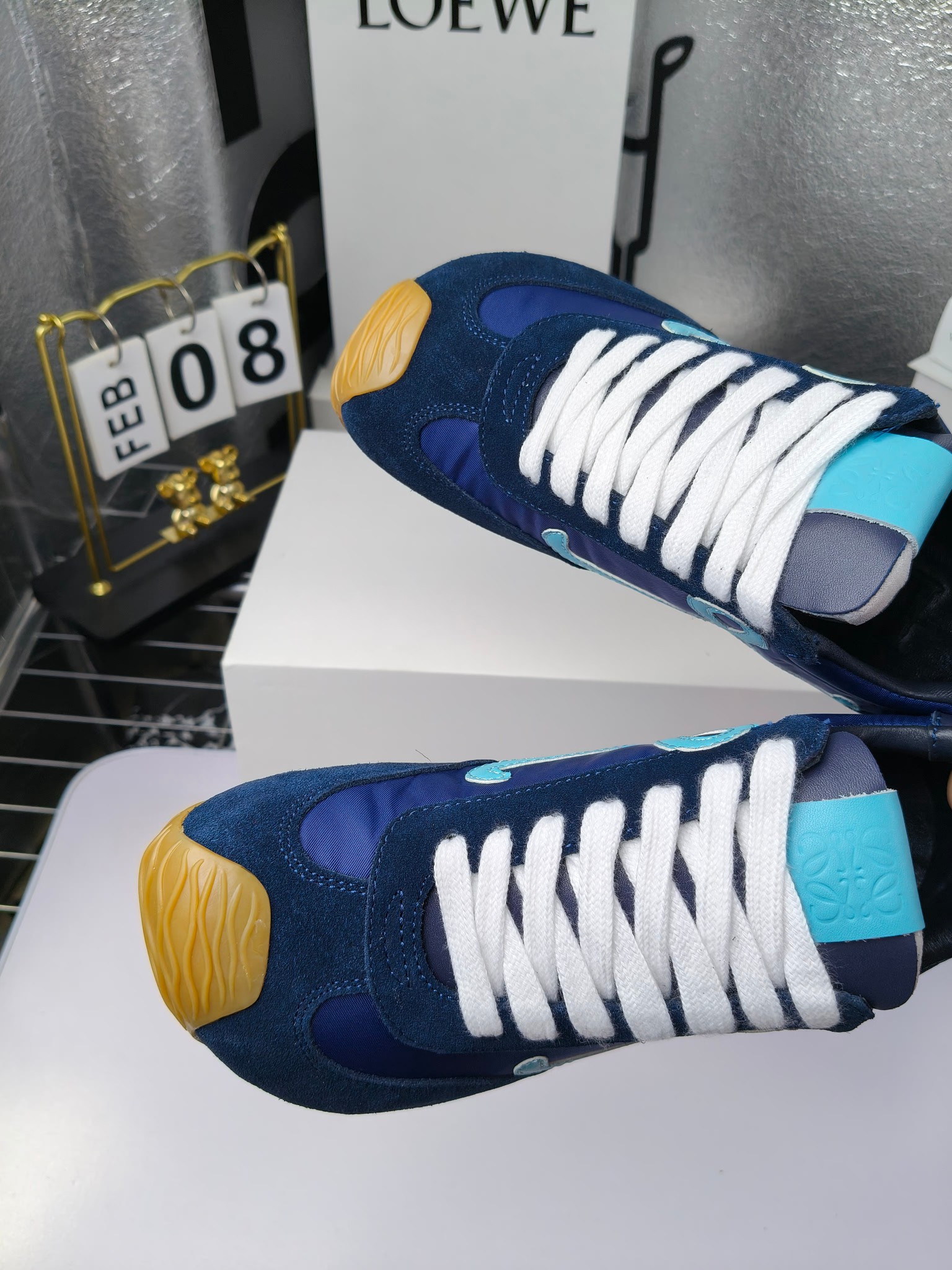 Loewe
(扣子230不带扣子220)
罗意威 25ss新款巴黎时装 balletrunner 情侣款👫芭蕾运动鞋 阿甘鞋
经典一眼就爱上的!拼接的极简风格真的做到极致!实在太百搭,随便穿搭就可以很高级,很轻便,逛街暴走无压力!
上脚无敌舒适,轻盈无负重感,出街真的爱了!不打脚还有点小增高
鞋面材质:牛皮拼接原版布料 鞋里材质:羊皮 鞋底材质:大底材质:tpu组合底,
后跟logo注塑工艺不易脱落
码数:35-45(女40 .41男38.45.46定做)