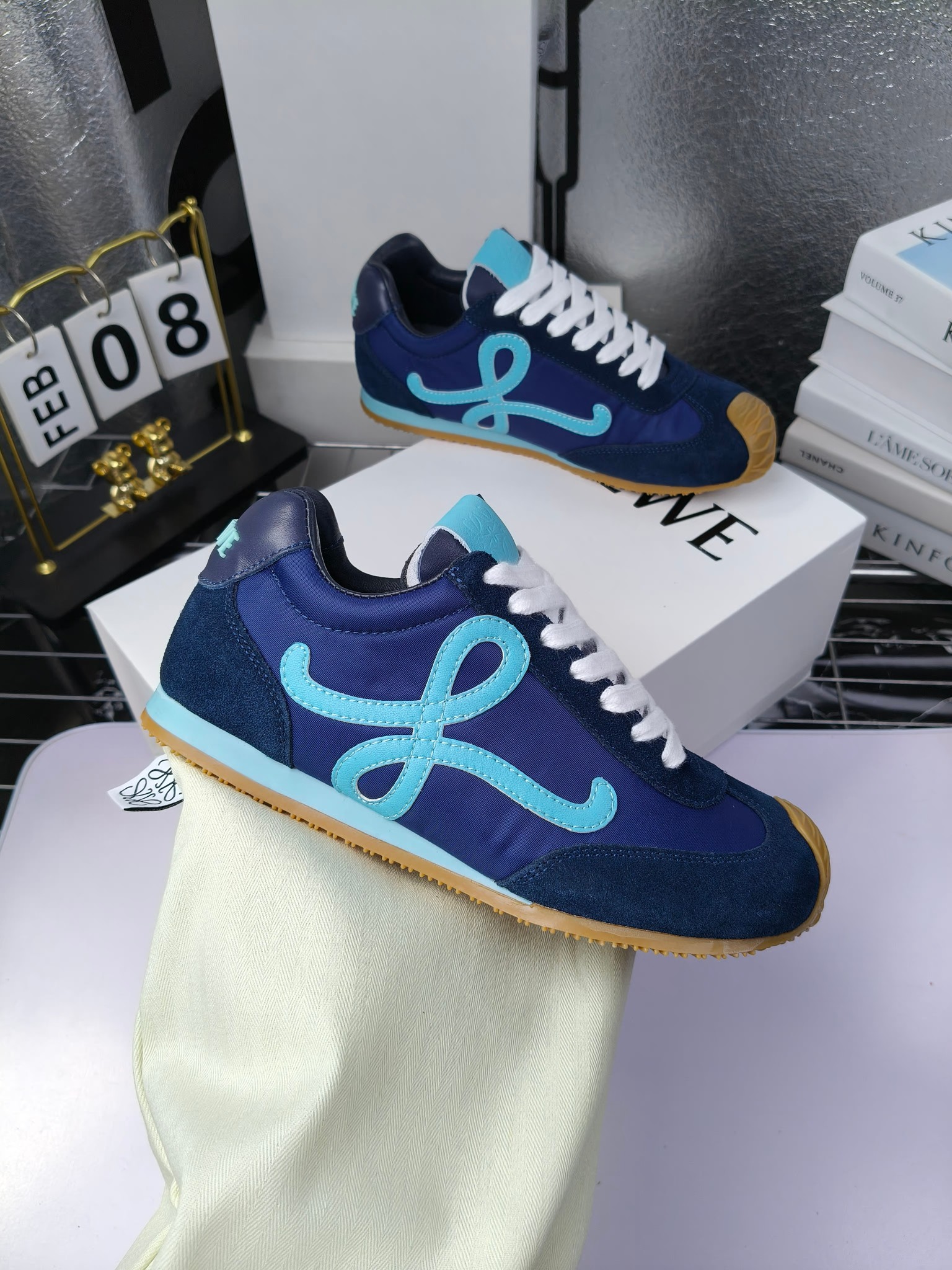 Loewe
(扣子230不带扣子220)
罗意威 25ss新款巴黎时装 balletrunner 情侣款👫芭蕾运动鞋 阿甘鞋
经典一眼就爱上的!拼接的极简风格真的做到极致!实在太百搭,随便穿搭就可以很高级,很轻便,逛街暴走无压力!
上脚无敌舒适,轻盈无负重感,出街真的爱了!不打脚还有点小增高
鞋面材质:牛皮拼接原版布料 鞋里材质:羊皮 鞋底材质:大底材质:tpu组合底,
后跟logo注塑工艺不易脱落
码数:35-45(女40 .41男38.45.46定做)