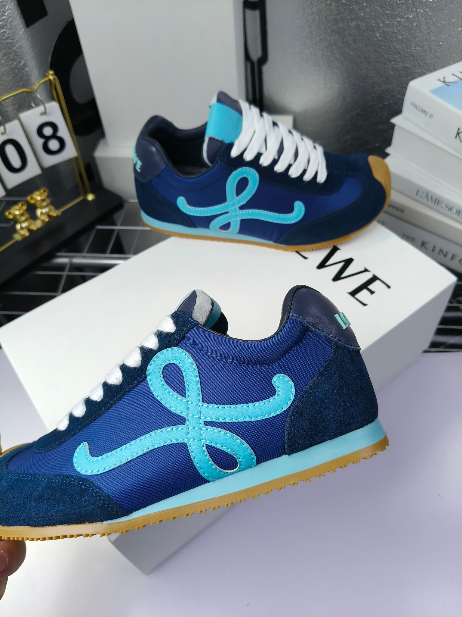 Loewe
(扣子230不带扣子220)
罗意威 25ss新款巴黎时装 balletrunner 情侣款👫芭蕾运动鞋 阿甘鞋
经典一眼就爱上的!拼接的极简风格真的做到极致!实在太百搭,随便穿搭就可以很高级,很轻便,逛街暴走无压力!
上脚无敌舒适,轻盈无负重感,出街真的爱了!不打脚还有点小增高
鞋面材质:牛皮拼接原版布料 鞋里材质:羊皮 鞋底材质:大底材质:tpu组合底,
后跟logo注塑工艺不易脱落
码数:35-45(女40 .41男38.45.46定做)