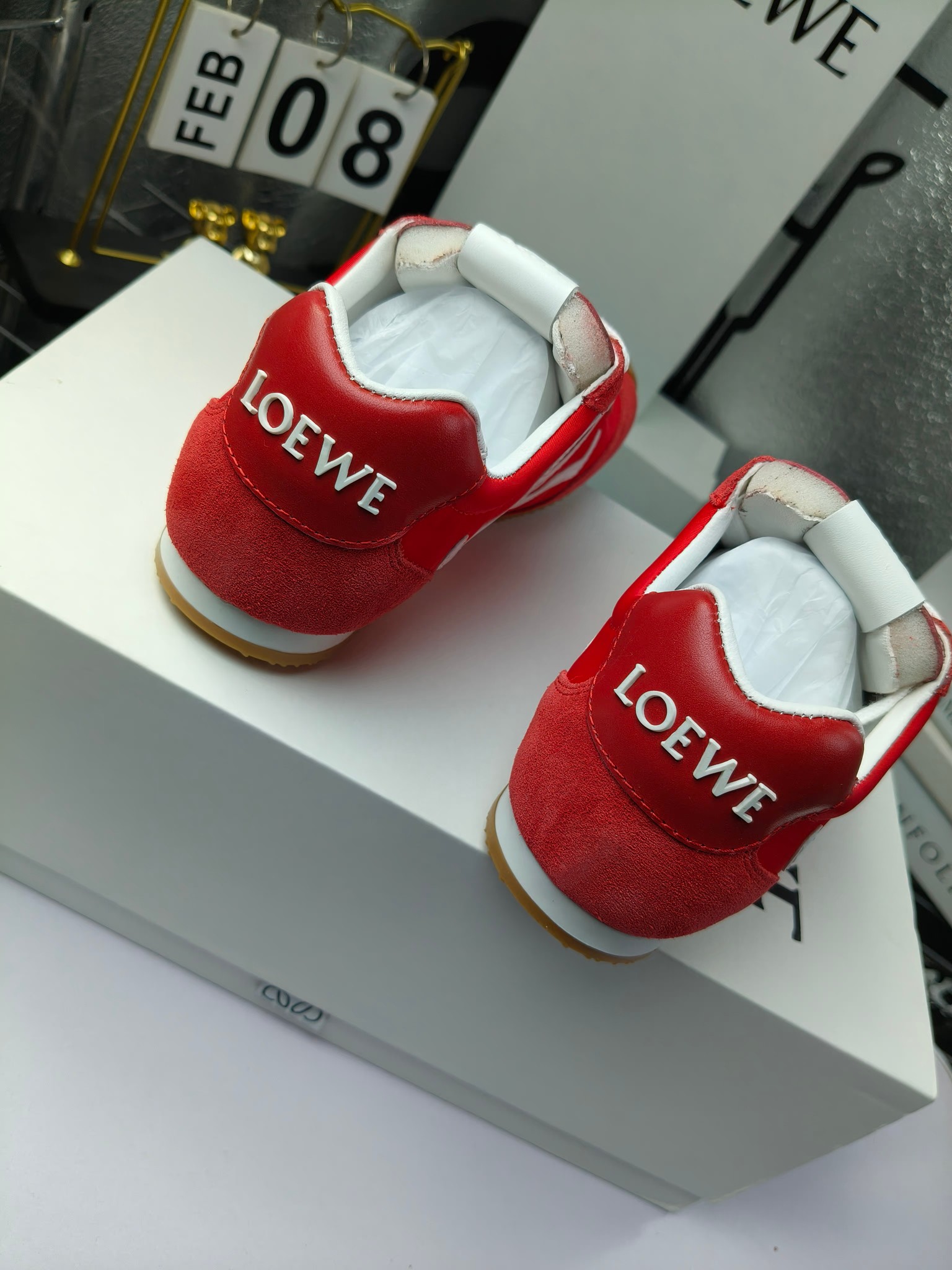 Loewe
（扣子230不带扣子220）
 罗意威 25ss新款巴黎时装 balletrunner 情侣款👫芭蕾运动鞋 阿甘鞋
经典一眼就爱上的！拼接的极简风格真的做到极致！实在太百搭，随便穿搭就可以很高级，很轻便，逛街暴走无压力！
上脚无敌舒适，轻盈无负重感，出街真的爱了！不打脚还有点小增高
鞋面材质：牛皮拼接原版布料 鞋里材质：羊皮 鞋底材质：大底材质：tpu组合底，
后跟logo注塑工艺不易脱落
码数：35-45（女40 .41男38.45.46定做）