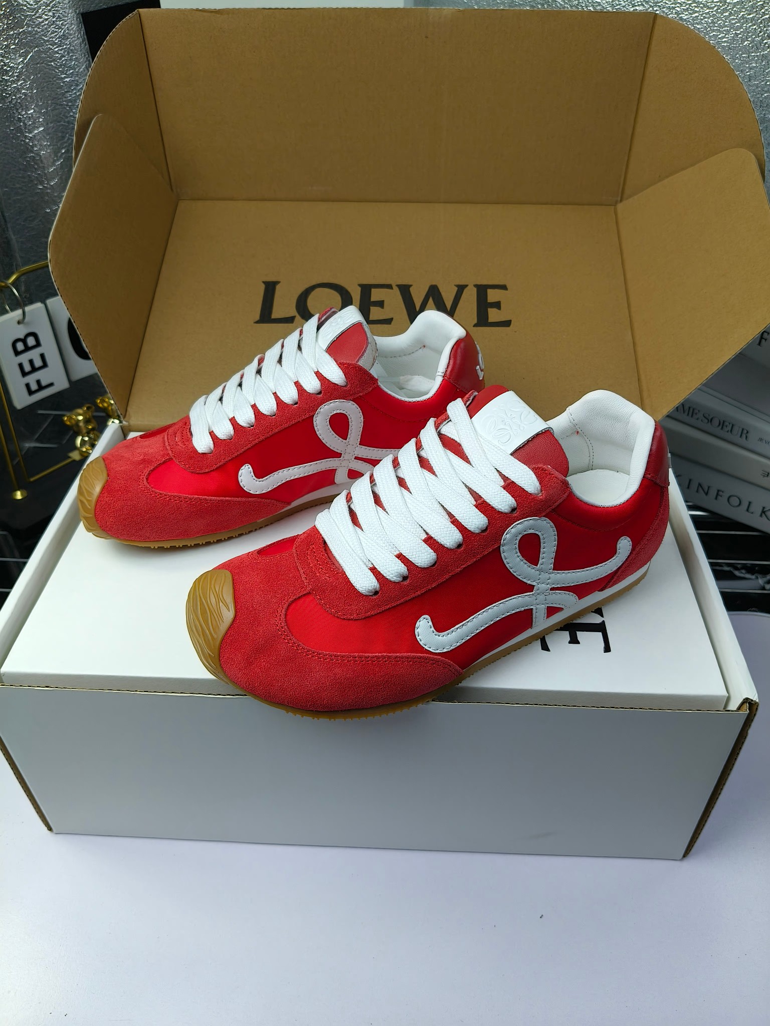Loewe
（扣子230不带扣子220）
 罗意威 25ss新款巴黎时装 balletrunner 情侣款👫芭蕾运动鞋 阿甘鞋
经典一眼就爱上的！拼接的极简风格真的做到极致！实在太百搭，随便穿搭就可以很高级，很轻便，逛街暴走无压力！
上脚无敌舒适，轻盈无负重感，出街真的爱了！不打脚还有点小增高
鞋面材质：牛皮拼接原版布料 鞋里材质：羊皮 鞋底材质：大底材质：tpu组合底，
后跟logo注塑工艺不易脱落
码数：35-45（女40 .41男38.45.46定做）
