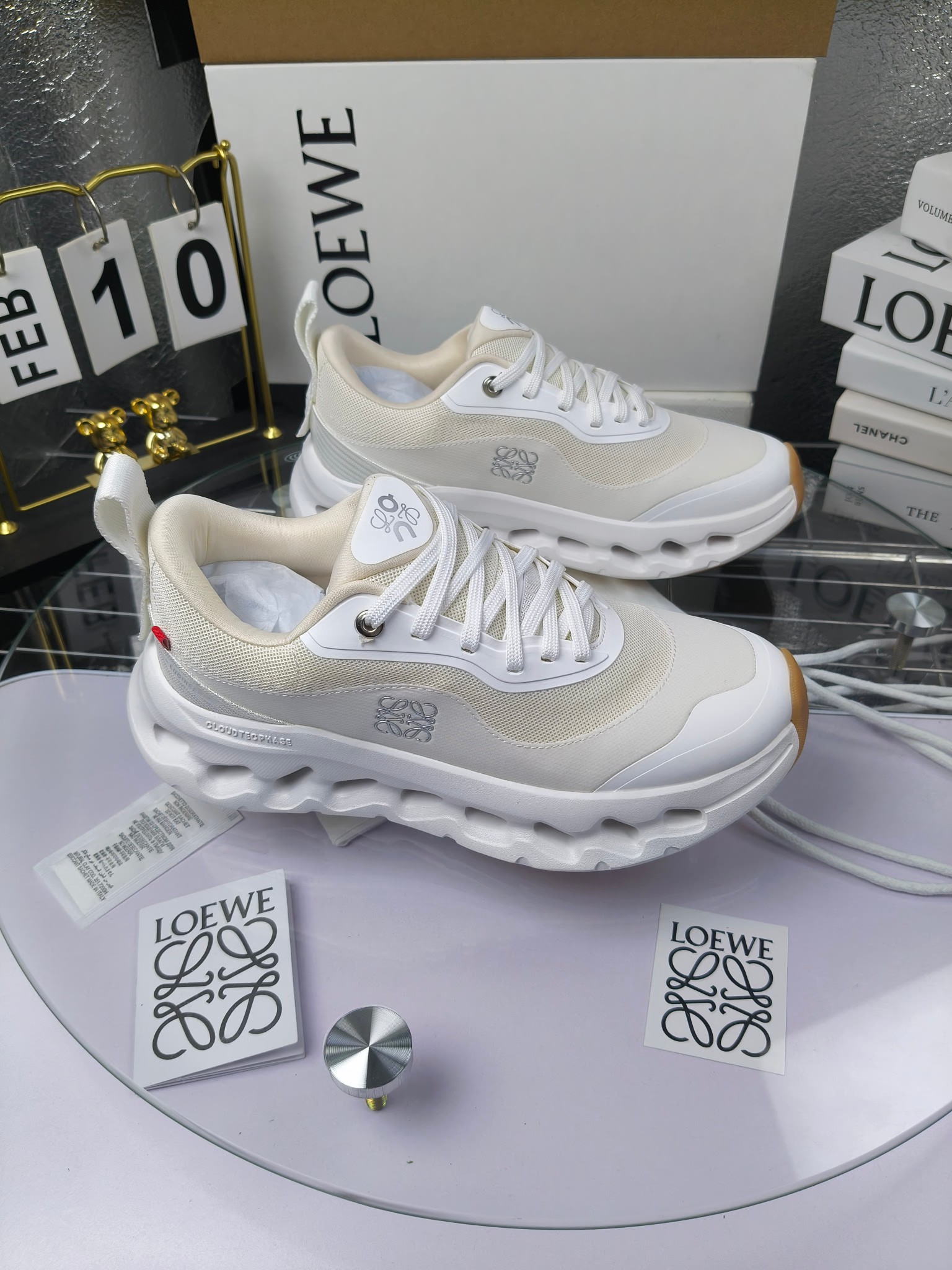 x On oudtilt 2.0
昂跑loewe联名
圆头系带生活休闲鞋
广州高品质
cioudtilt2.0跑鞋‼️情侣款
罗意威 xon 昂跑全新合作系列 时尚,品牌与瑞士高性能运动品牌on携手打造的此系列作品专为城市与户外生活而设,充分彰显蕴含可持续理念的科技品质。由再生聚酯纤维和网眼布制成,采用独家橡胶鞋底,鞋侧印有loewe罗意威经典logo,饰有全覆盖贴缝细节。此次合作,将on昂跑专业技术和loewe罗意威的精湛工艺结合,运用在的制作和设计中,专为城市生活和户外运动打造。
码数:女35-41(女41定做)
:男39-45(男38.45定做)