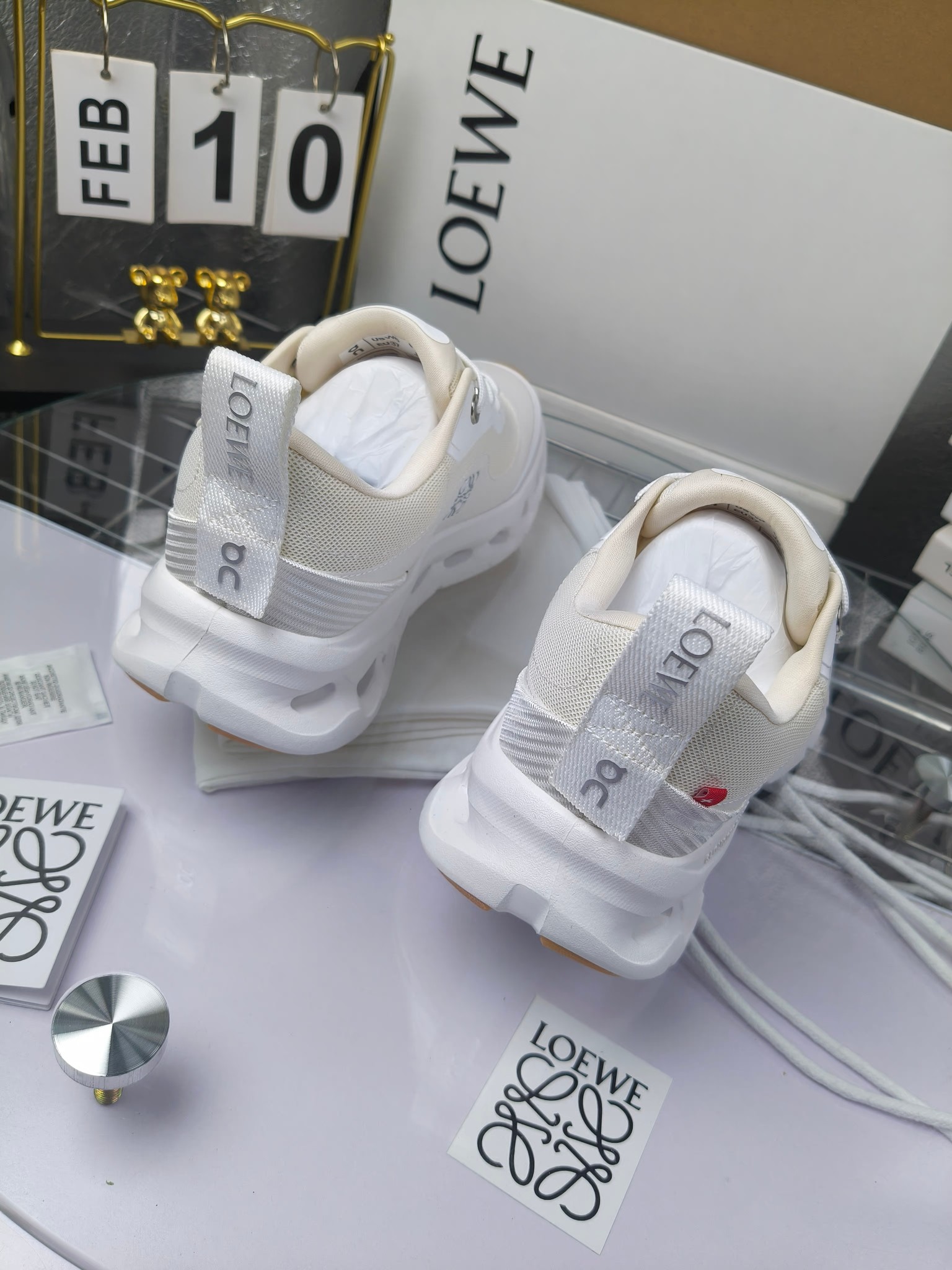 x On oudtilt 2.0
昂跑loewe联名
圆头系带生活休闲鞋
广州高品质
cioudtilt2.0跑鞋‼️情侣款
罗意威 xon 昂跑全新合作系列 时尚,品牌与瑞士高性能运动品牌on携手打造的此系列作品专为城市与户外生活而设,充分彰显蕴含可持续理念的科技品质。由再生聚酯纤维和网眼布制成,采用独家橡胶鞋底,鞋侧印有loewe罗意威经典logo,饰有全覆盖贴缝细节。此次合作,将on昂跑专业技术和loewe罗意威的精湛工艺结合,运用在的制作和设计中,专为城市生活和户外运动打造。
码数:女35-41(女41定做)
:男39-45(男38.45定做)