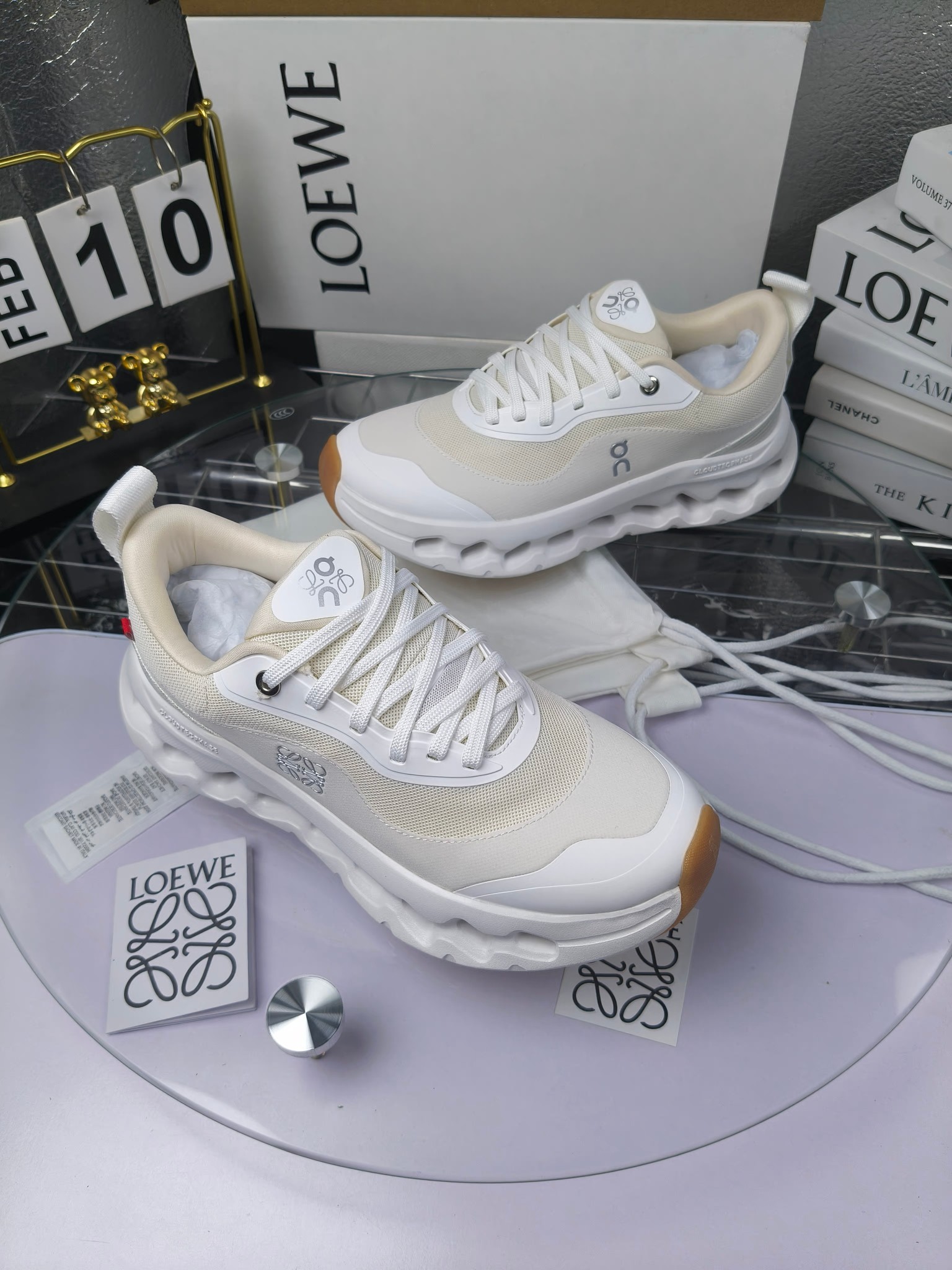 x On oudtilt 2.0
昂跑loewe联名
圆头系带生活休闲鞋
广州高品质
cioudtilt2.0跑鞋‼️情侣款
罗意威 xon 昂跑全新合作系列 时尚,品牌与瑞士高性能运动品牌on携手打造的此系列作品专为城市与户外生活而设,充分彰显蕴含可持续理念的科技品质。由再生聚酯纤维和网眼布制成,采用独家橡胶鞋底,鞋侧印有loewe罗意威经典logo,饰有全覆盖贴缝细节。此次合作,将on昂跑专业技术和loewe罗意威的精湛工艺结合,运用在的制作和设计中,专为城市生活和户外运动打造。
码数:女35-41(女41定做)
:男39-45(男38.45定做)