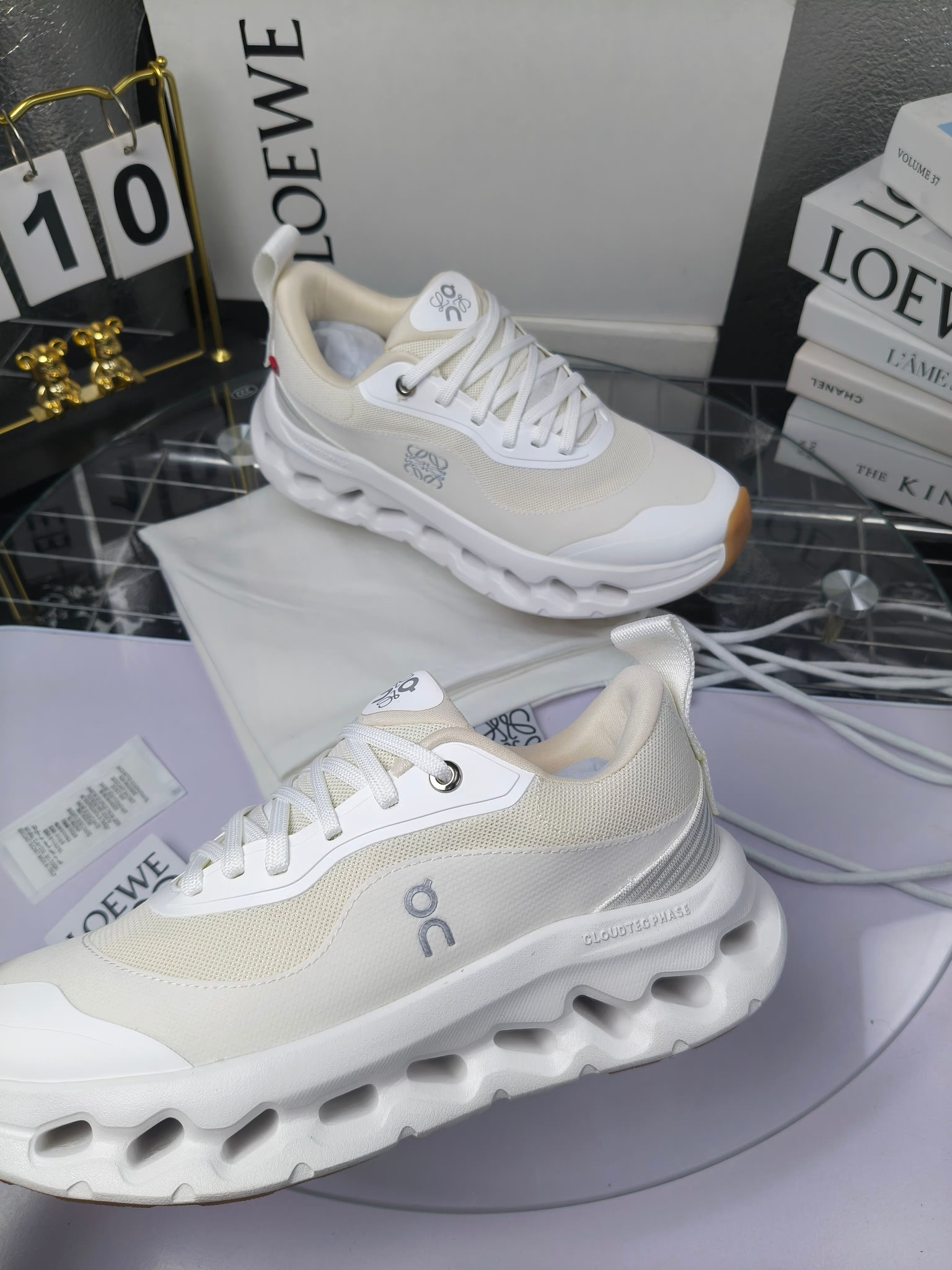 x On oudtilt 2.0
昂跑loewe联名
圆头系带生活休闲鞋
广州高品质
cioudtilt2.0跑鞋‼️情侣款
罗意威 xon 昂跑全新合作系列 时尚,品牌与瑞士高性能运动品牌on携手打造的此系列作品专为城市与户外生活而设,充分彰显蕴含可持续理念的科技品质。由再生聚酯纤维和网眼布制成,采用独家橡胶鞋底,鞋侧印有loewe罗意威经典logo,饰有全覆盖贴缝细节。此次合作,将on昂跑专业技术和loewe罗意威的精湛工艺结合,运用在的制作和设计中,专为城市生活和户外运动打造。
码数:女35-41(女41定做)
:男39-45(男38.45定做)