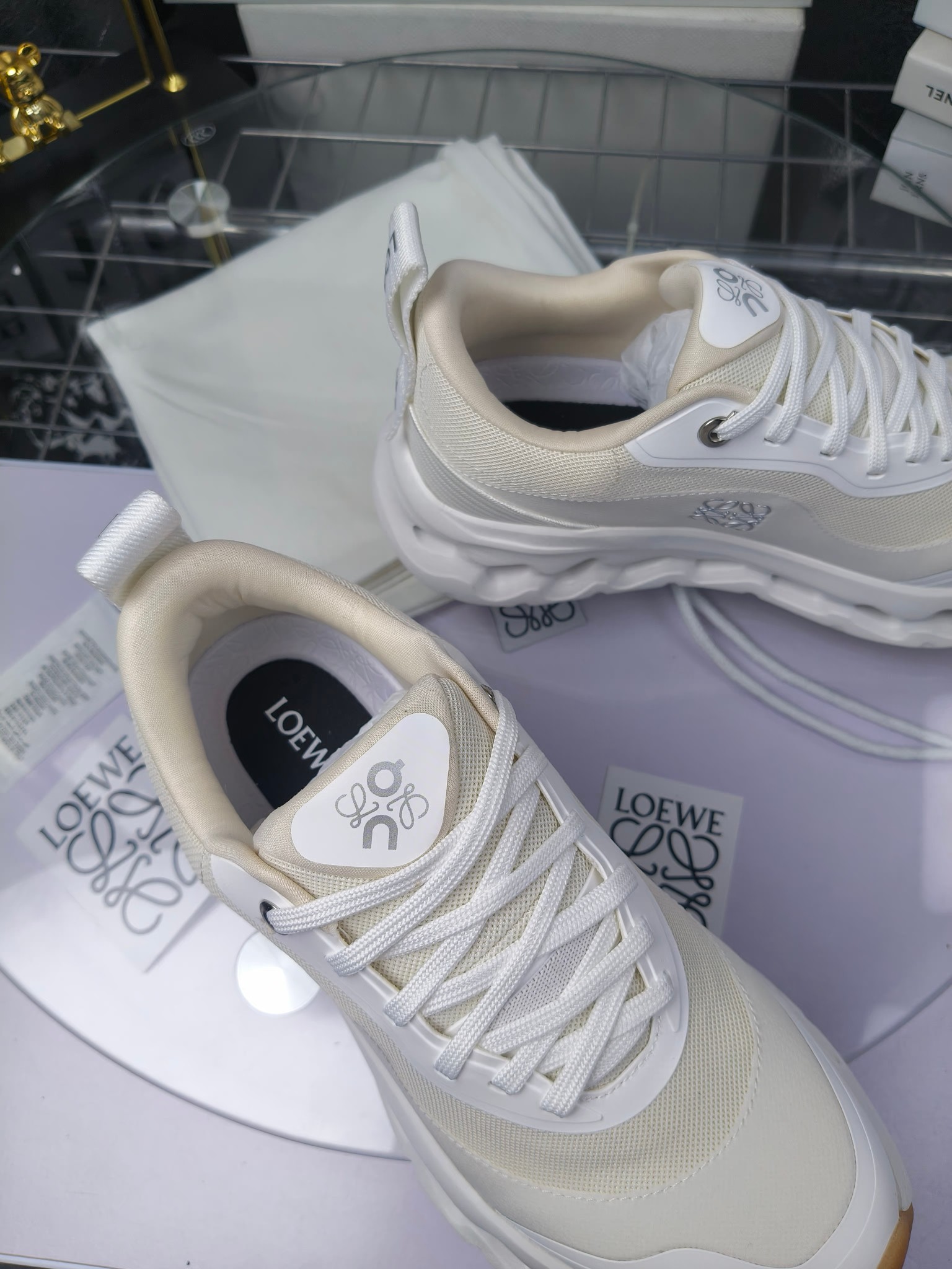 x On oudtilt 2.0
昂跑loewe联名
圆头系带生活休闲鞋
广州高品质
cioudtilt2.0跑鞋‼️情侣款
罗意威 xon 昂跑全新合作系列 时尚,品牌与瑞士高性能运动品牌on携手打造的此系列作品专为城市与户外生活而设,充分彰显蕴含可持续理念的科技品质。由再生聚酯纤维和网眼布制成,采用独家橡胶鞋底,鞋侧印有loewe罗意威经典logo,饰有全覆盖贴缝细节。此次合作,将on昂跑专业技术和loewe罗意威的精湛工艺结合,运用在的制作和设计中,专为城市生活和户外运动打造。
码数:女35-41(女41定做)
:男39-45(男38.45定做)
