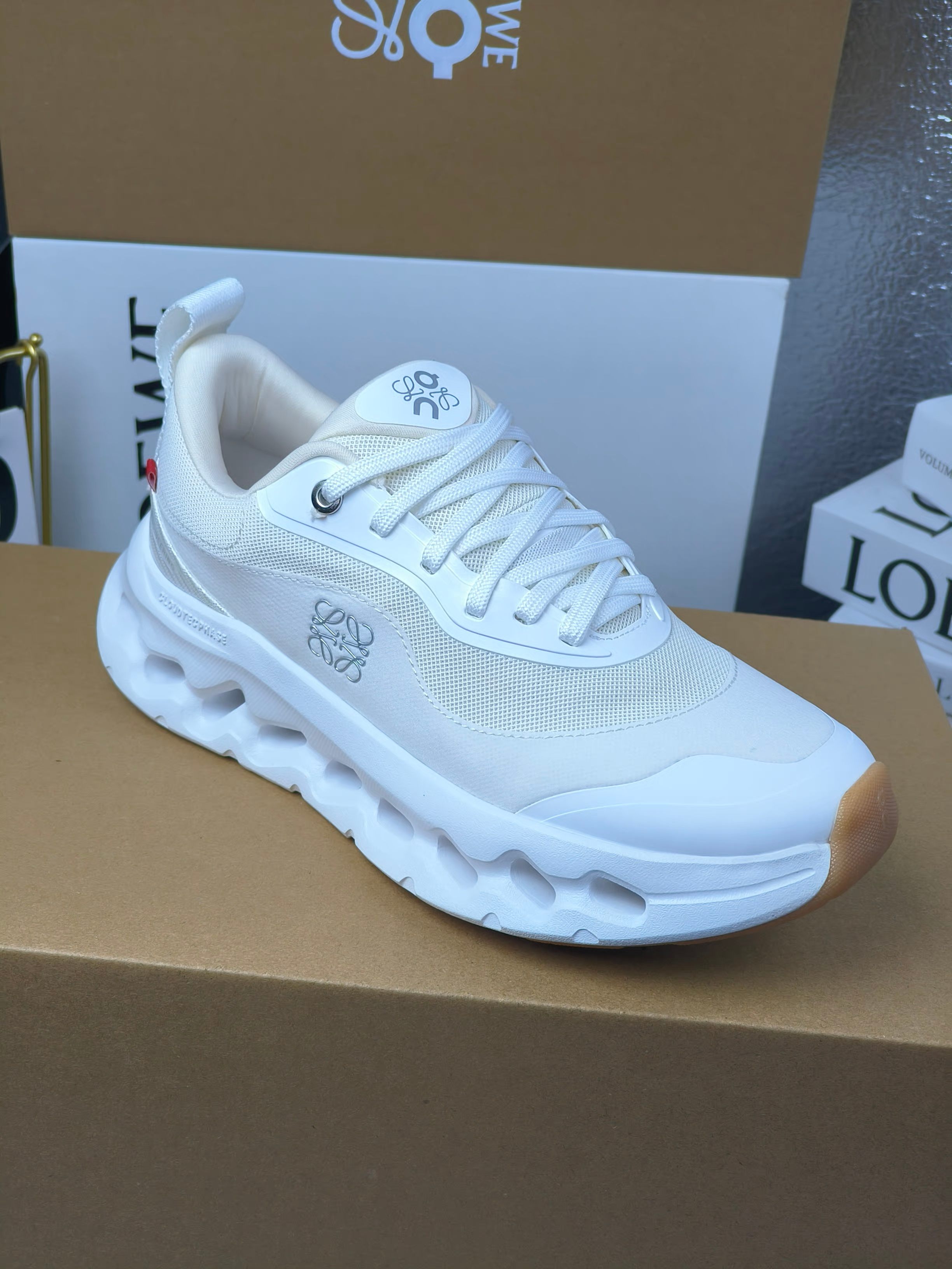 x On oudtilt 2.0
昂跑loewe联名
圆头系带生活休闲鞋
广州高品质
cioudtilt2.0跑鞋‼️情侣款
罗意威 xon 昂跑全新合作系列 时尚,品牌与瑞士高性能运动品牌on携手打造的此系列作品专为城市与户外生活而设,充分彰显蕴含可持续理念的科技品质。由再生聚酯纤维和网眼布制成,采用独家橡胶鞋底,鞋侧印有loewe罗意威经典logo,饰有全覆盖贴缝细节。此次合作,将on昂跑专业技术和loewe罗意威的精湛工艺结合,运用在的制作和设计中,专为城市生活和户外运动打造。
码数:女35-41(女41定做)
:男39-45(男38.45定做)