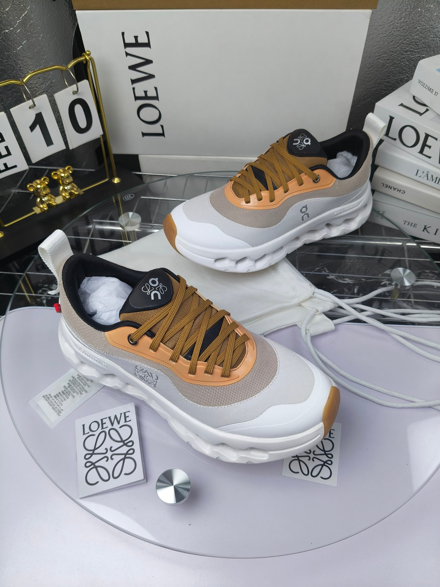 x On oudtilt 2.0
昂跑loewe联名
圆头系带生活休闲鞋
广州高品质
cioudtilt2.0跑鞋‼️情侣款
罗意威 xon 昂跑全新合作系列 时尚,品牌与瑞士高性能运动品牌on携手打造的此系列作品专为城市与户外生活而设,充分彰显蕴含可持续理念的科技品质。由再生聚酯纤维和网眼布制成,采用独家橡胶鞋底,鞋侧印有loewe罗意威经典logo,饰有全覆盖贴缝细节。此次合作,将on昂跑专业技术和loewe罗意威的精湛工艺结合,运用在的制作和设计中,专为城市生活和户外运动打造。
码数:女35-41(女41定做)
:男39-45(男38.45定做)