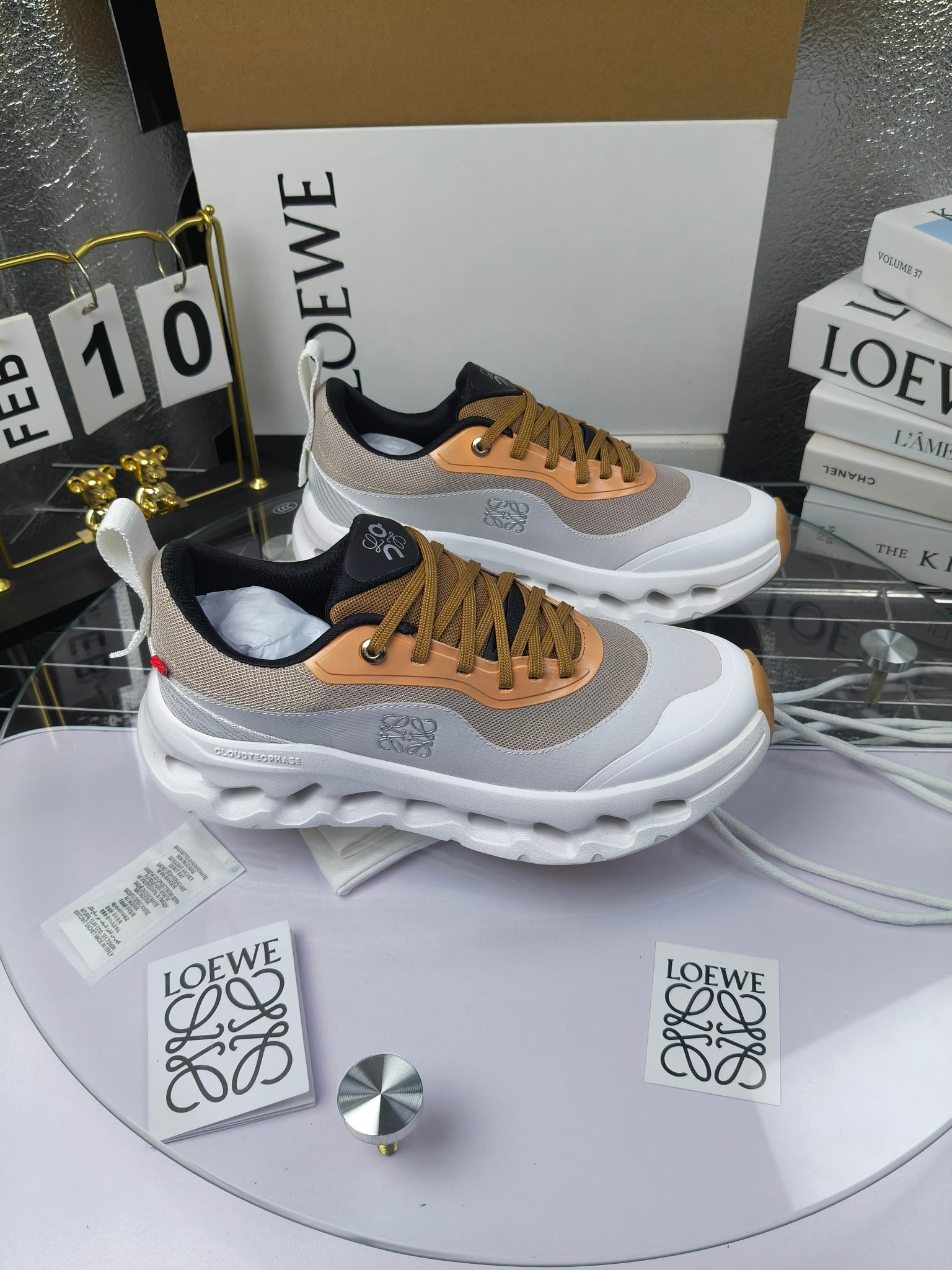 x On oudtilt 2.0
昂跑loewe联名
圆头系带生活休闲鞋
广州高品质
cioudtilt2.0跑鞋‼️情侣款
罗意威 xon 昂跑全新合作系列 时尚,品牌与瑞士高性能运动品牌on携手打造的此系列作品专为城市与户外生活而设,充分彰显蕴含可持续理念的科技品质。由再生聚酯纤维和网眼布制成,采用独家橡胶鞋底,鞋侧印有loewe罗意威经典logo,饰有全覆盖贴缝细节。此次合作,将on昂跑专业技术和loewe罗意威的精湛工艺结合,运用在的制作和设计中,专为城市生活和户外运动打造。
码数:女35-41(女41定做)
:男39-45(男38.45定做)