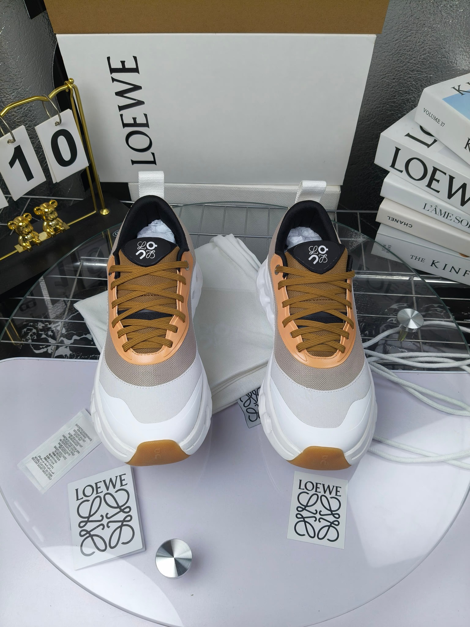 x On oudtilt 2.0
昂跑loewe联名
圆头系带生活休闲鞋
广州高品质
cioudtilt2.0跑鞋‼️情侣款
罗意威 xon 昂跑全新合作系列 时尚,品牌与瑞士高性能运动品牌on携手打造的此系列作品专为城市与户外生活而设,充分彰显蕴含可持续理念的科技品质。由再生聚酯纤维和网眼布制成,采用独家橡胶鞋底,鞋侧印有loewe罗意威经典logo,饰有全覆盖贴缝细节。此次合作,将on昂跑专业技术和loewe罗意威的精湛工艺结合,运用在的制作和设计中,专为城市生活和户外运动打造。
码数:女35-41(女41定做)
:男39-45(男38.45定做)