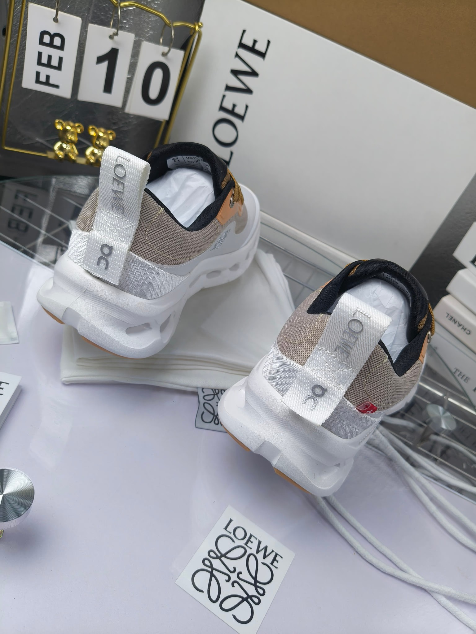 x On oudtilt 2.0
昂跑loewe联名
圆头系带生活休闲鞋
广州高品质
cioudtilt2.0跑鞋‼️情侣款
罗意威 xon 昂跑全新合作系列 时尚,品牌与瑞士高性能运动品牌on携手打造的此系列作品专为城市与户外生活而设,充分彰显蕴含可持续理念的科技品质。由再生聚酯纤维和网眼布制成,采用独家橡胶鞋底,鞋侧印有loewe罗意威经典logo,饰有全覆盖贴缝细节。此次合作,将on昂跑专业技术和loewe罗意威的精湛工艺结合,运用在的制作和设计中,专为城市生活和户外运动打造。
码数:女35-41(女41定做)
:男39-45(男38.45定做)