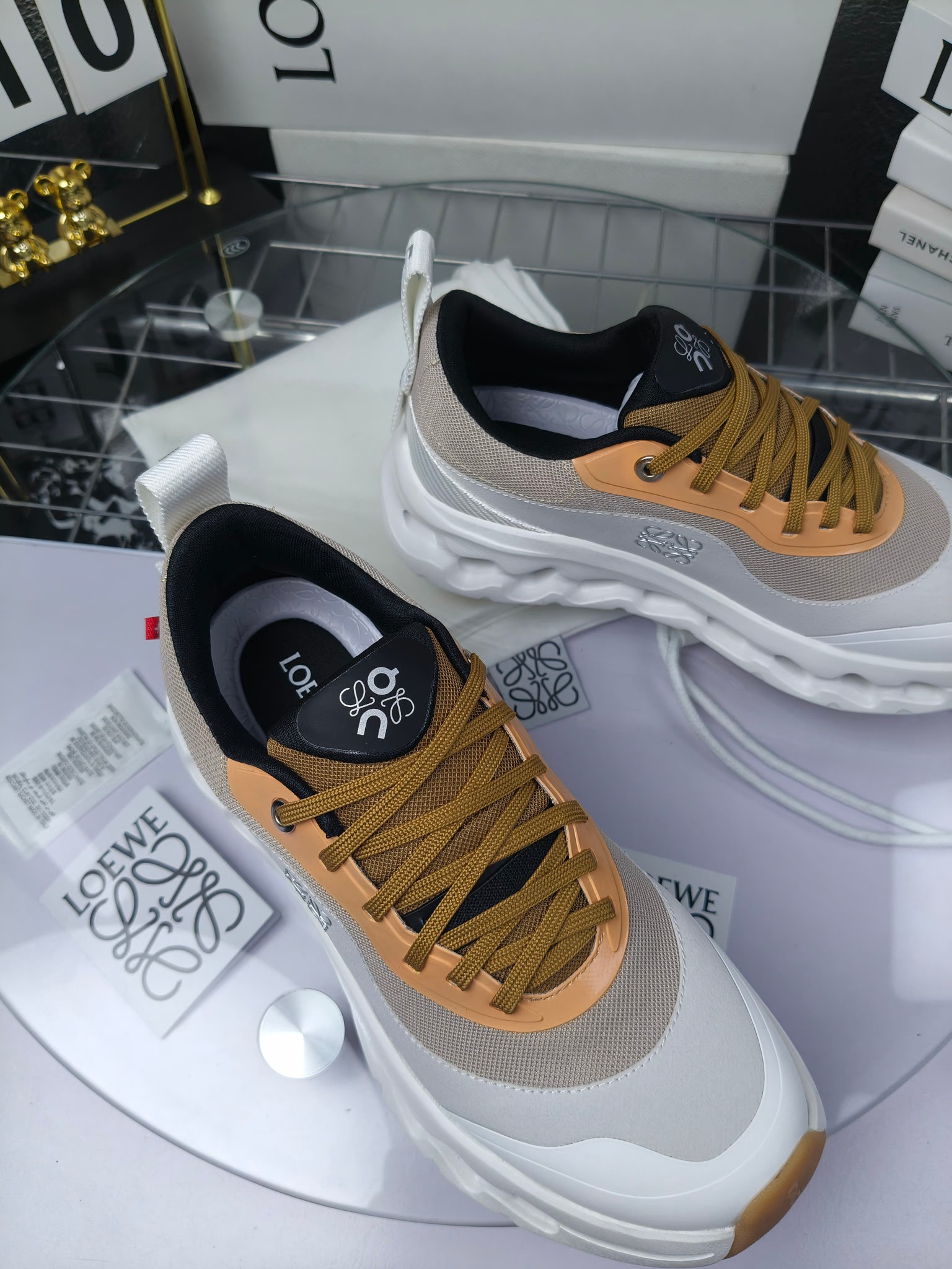 x On oudtilt 2.0
昂跑loewe联名
圆头系带生活休闲鞋
广州高品质
cioudtilt2.0跑鞋‼️情侣款
罗意威 xon 昂跑全新合作系列 时尚,品牌与瑞士高性能运动品牌on携手打造的此系列作品专为城市与户外生活而设,充分彰显蕴含可持续理念的科技品质。由再生聚酯纤维和网眼布制成,采用独家橡胶鞋底,鞋侧印有loewe罗意威经典logo,饰有全覆盖贴缝细节。此次合作,将on昂跑专业技术和loewe罗意威的精湛工艺结合,运用在的制作和设计中,专为城市生活和户外运动打造。
码数:女35-41(女41定做)
:男39-45(男38.45定做)