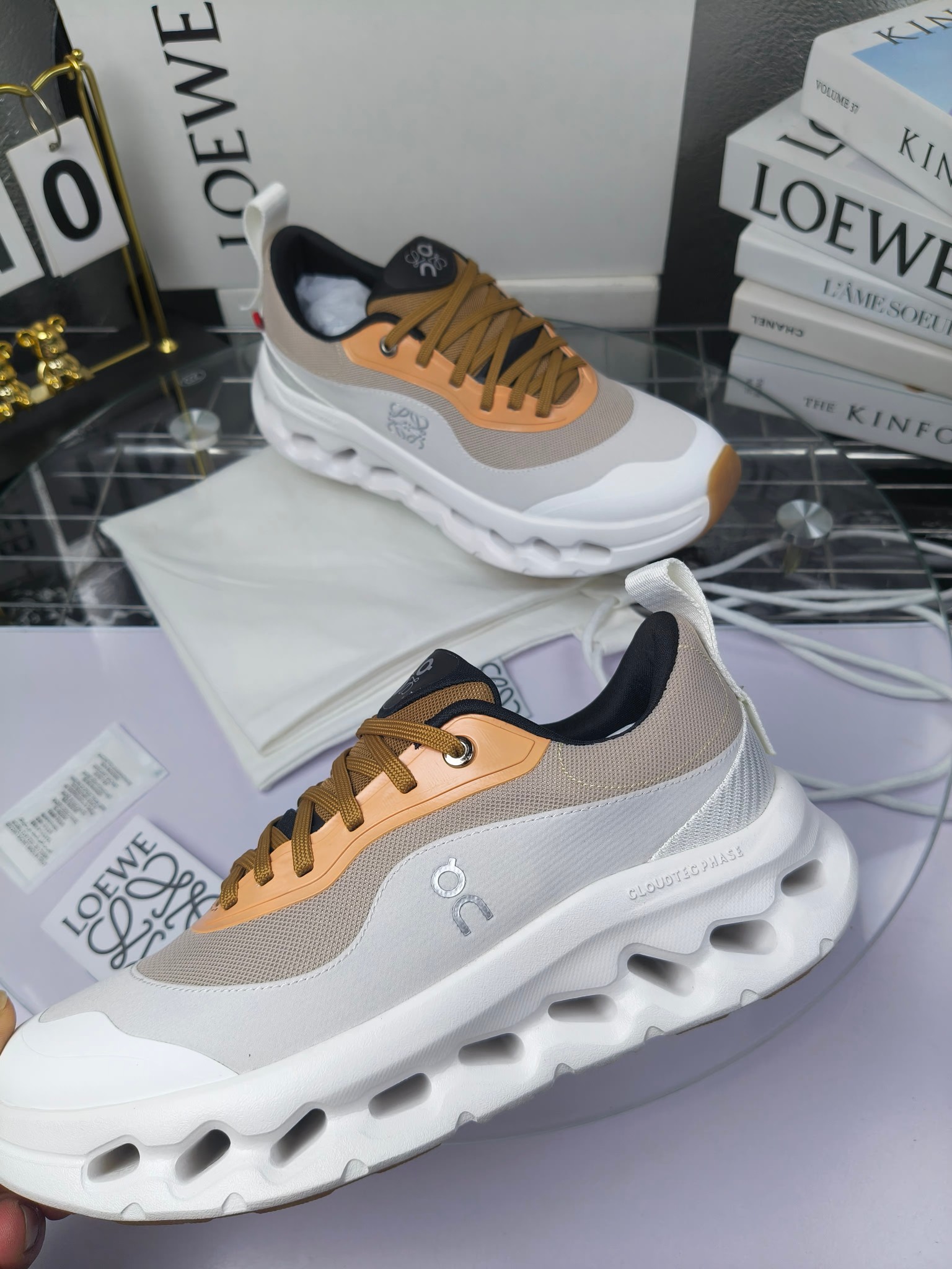 x On oudtilt 2.0
昂跑loewe联名
圆头系带生活休闲鞋
广州高品质
cioudtilt2.0跑鞋‼️情侣款
罗意威 xon 昂跑全新合作系列 时尚,品牌与瑞士高性能运动品牌on携手打造的此系列作品专为城市与户外生活而设,充分彰显蕴含可持续理念的科技品质。由再生聚酯纤维和网眼布制成,采用独家橡胶鞋底,鞋侧印有loewe罗意威经典logo,饰有全覆盖贴缝细节。此次合作,将on昂跑专业技术和loewe罗意威的精湛工艺结合,运用在的制作和设计中,专为城市生活和户外运动打造。
码数:女35-41(女41定做)
:男39-45(男38.45定做)