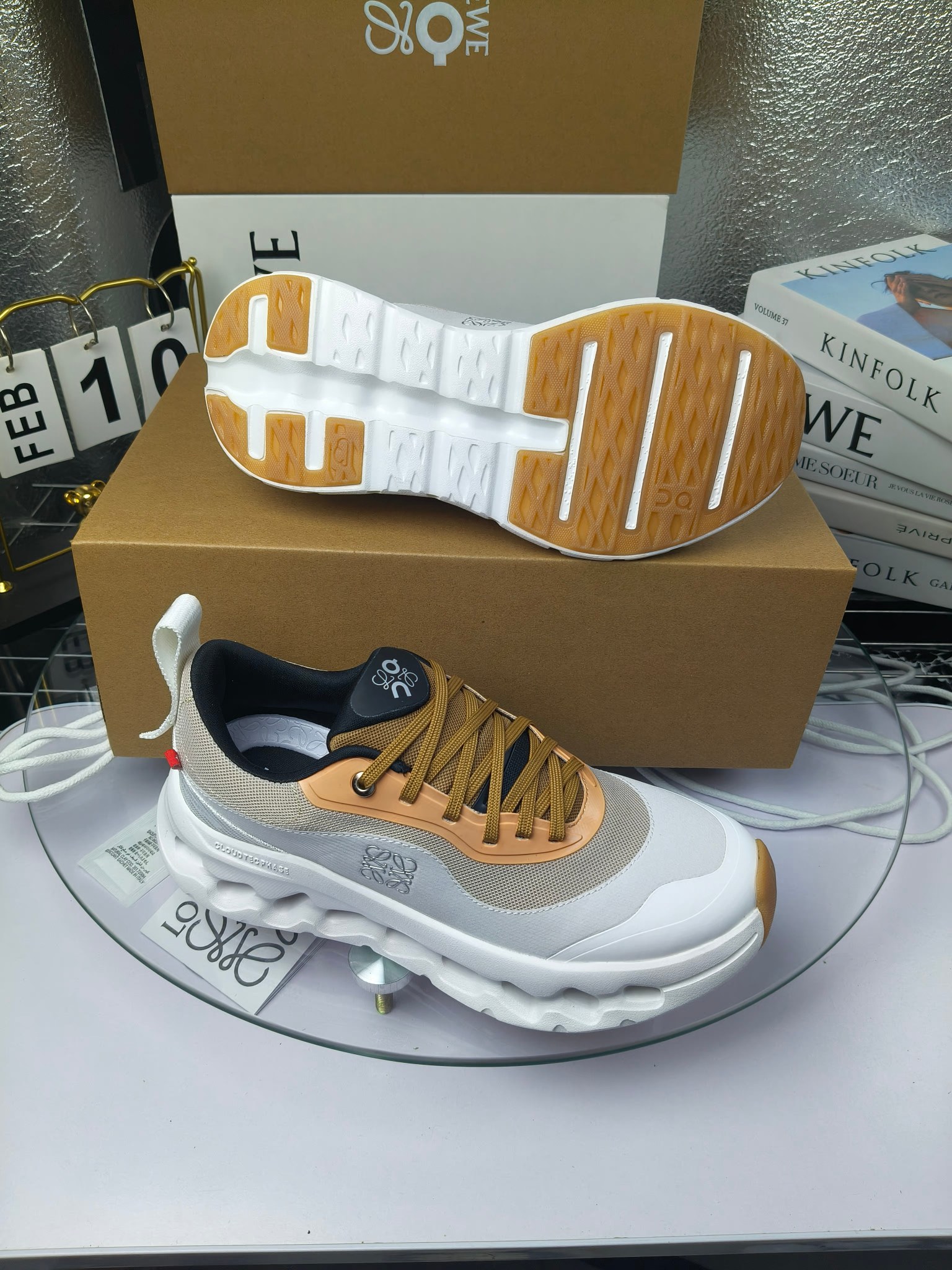 x On oudtilt 2.0
昂跑loewe联名
圆头系带生活休闲鞋
广州高品质
cioudtilt2.0跑鞋‼️情侣款
罗意威 xon 昂跑全新合作系列 时尚,品牌与瑞士高性能运动品牌on携手打造的此系列作品专为城市与户外生活而设,充分彰显蕴含可持续理念的科技品质。由再生聚酯纤维和网眼布制成,采用独家橡胶鞋底,鞋侧印有loewe罗意威经典logo,饰有全覆盖贴缝细节。此次合作,将on昂跑专业技术和loewe罗意威的精湛工艺结合,运用在的制作和设计中,专为城市生活和户外运动打造。
码数:女35-41(女41定做)
:男39-45(男38.45定做)