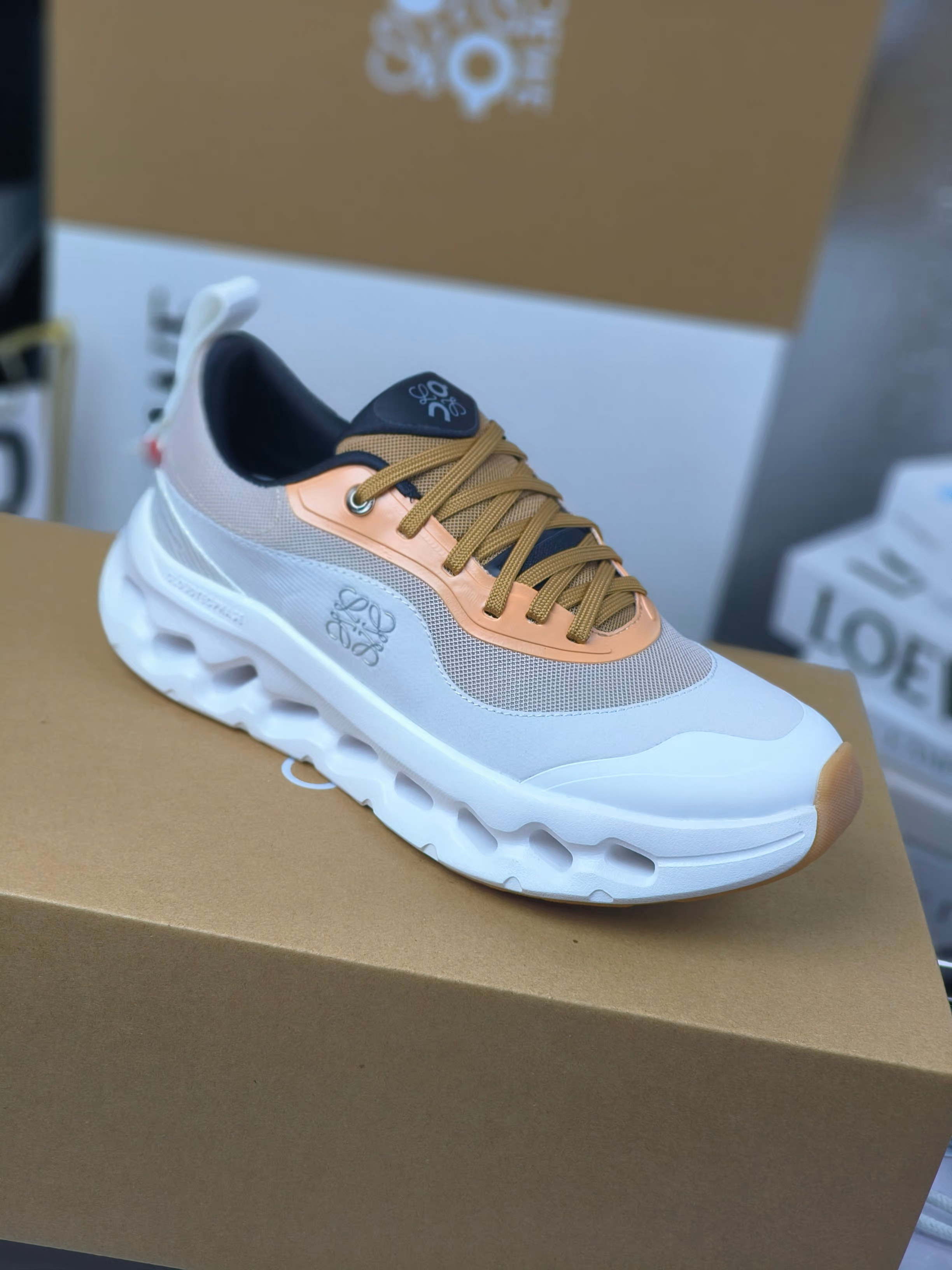 x On oudtilt 2.0
昂跑loewe联名
圆头系带生活休闲鞋
广州高品质
cioudtilt2.0跑鞋‼️情侣款
罗意威 xon 昂跑全新合作系列 时尚,品牌与瑞士高性能运动品牌on携手打造的此系列作品专为城市与户外生活而设,充分彰显蕴含可持续理念的科技品质。由再生聚酯纤维和网眼布制成,采用独家橡胶鞋底,鞋侧印有loewe罗意威经典logo,饰有全覆盖贴缝细节。此次合作,将on昂跑专业技术和loewe罗意威的精湛工艺结合,运用在的制作和设计中,专为城市生活和户外运动打造。
码数:女35-41(女41定做)
:男39-45(男38.45定做)