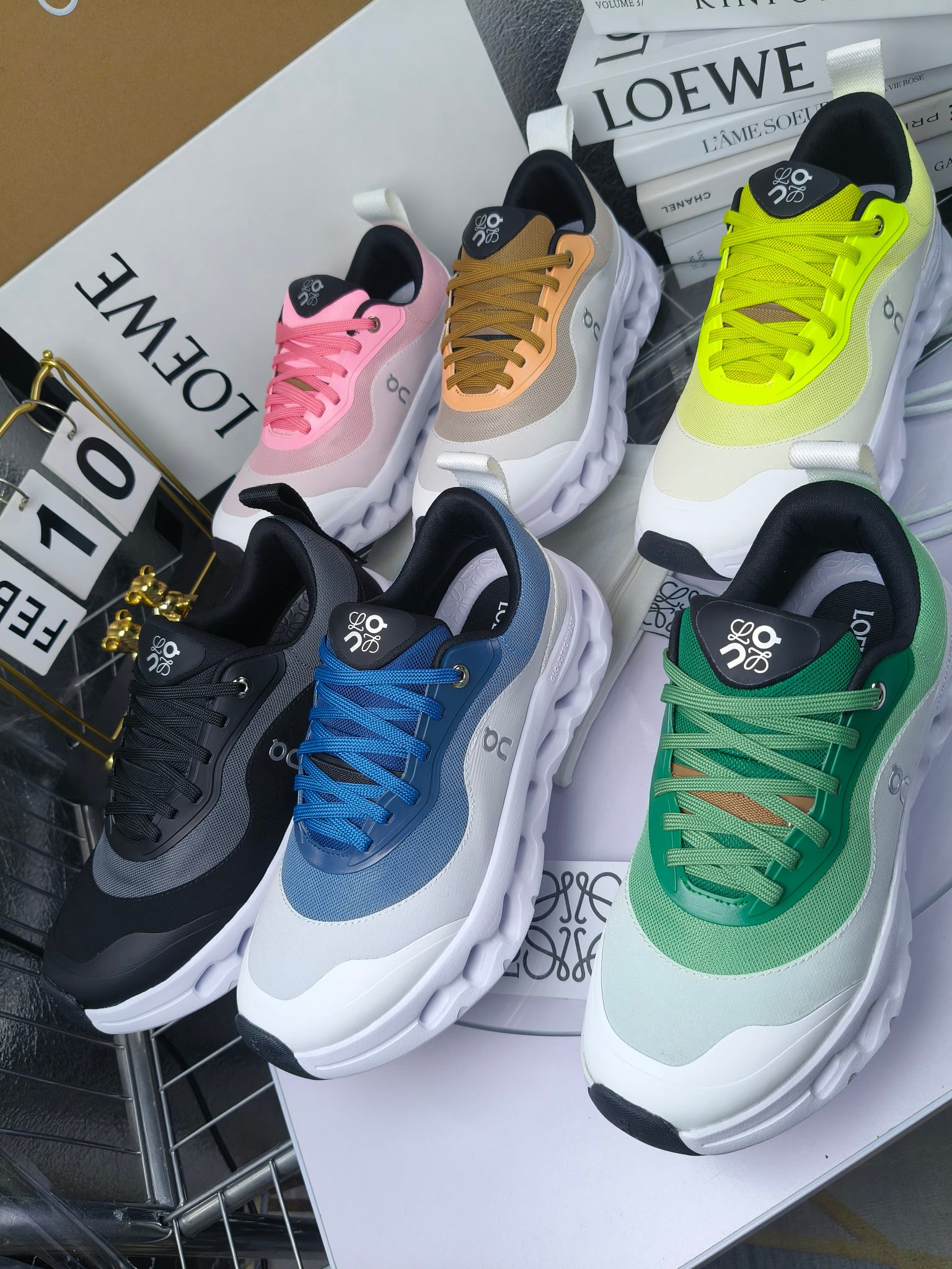 x On oudtilt 2.0
昂跑loewe联名
圆头系带生活休闲鞋
广州高品质
cioudtilt2.0跑鞋‼️情侣款
罗意威 xon 昂跑全新合作系列 时尚,品牌与瑞士高性能运动品牌on携手打造的此系列作品专为城市与户外生活而设,充分彰显蕴含可持续理念的科技品质。由再生聚酯纤维和网眼布制成,采用独家橡胶鞋底,鞋侧印有loewe罗意威经典logo,饰有全覆盖贴缝细节。此次合作,将on昂跑专业技术和loewe罗意威的精湛工艺结合,运用在的制作和设计中,专为城市生活和户外运动打造。
码数:女35-41(女41定做)
:男39-45(男38.45定做)
