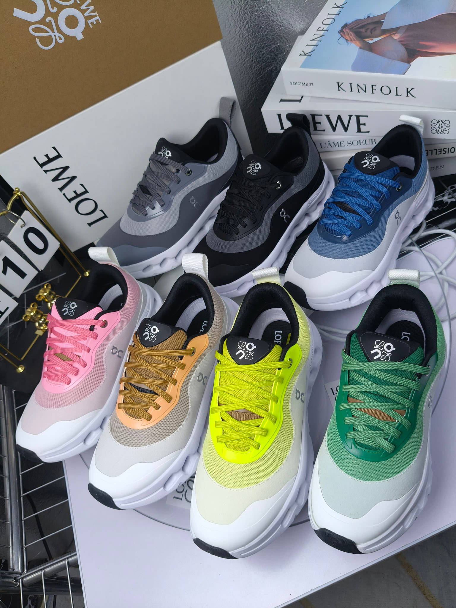 x On oudtilt 2.0
昂跑loewe联名
圆头系带生活休闲鞋
广州高品质
cioudtilt2.0跑鞋‼️情侣款
罗意威 xon 昂跑全新合作系列 时尚,品牌与瑞士高性能运动品牌on携手打造的此系列作品专为城市与户外生活而设,充分彰显蕴含可持续理念的科技品质。由再生聚酯纤维和网眼布制成,采用独家橡胶鞋底,鞋侧印有loewe罗意威经典logo,饰有全覆盖贴缝细节。此次合作,将on昂跑专业技术和loewe罗意威的精湛工艺结合,运用在的制作和设计中,专为城市生活和户外运动打造。
码数:女35-41(女41定做)
:男39-45(男38.45定做)