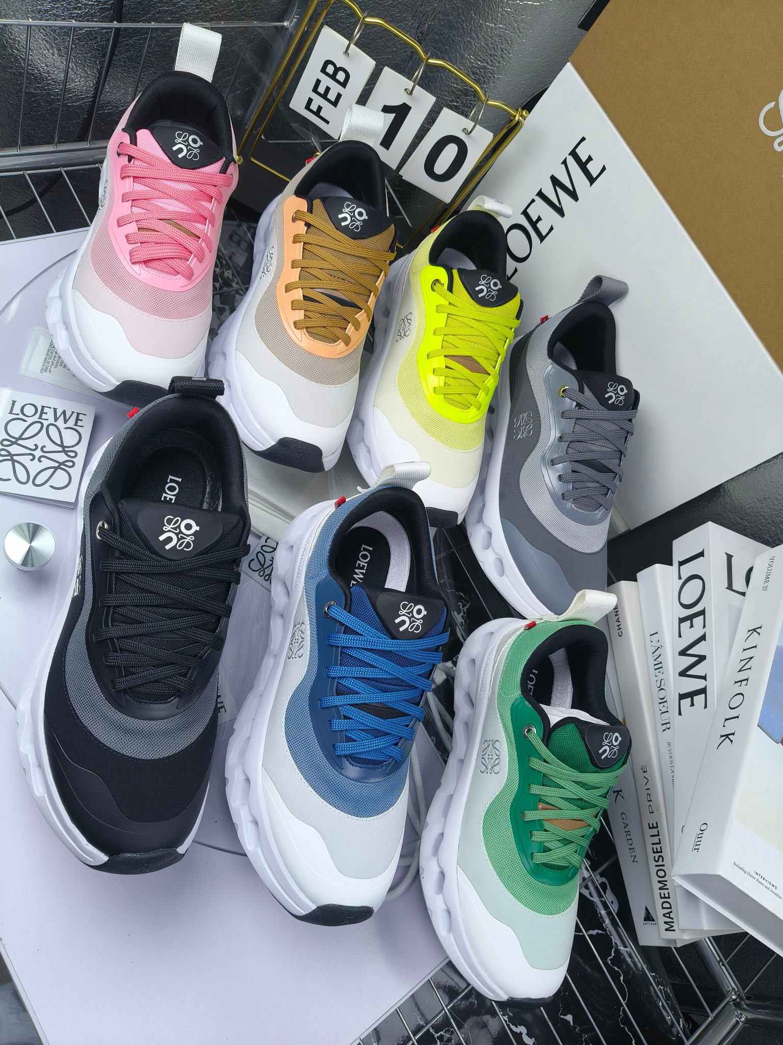 x On oudtilt 2.0
昂跑loewe联名
圆头系带生活休闲鞋
广州高品质
cioudtilt2.0跑鞋‼️情侣款
罗意威 xon 昂跑全新合作系列 时尚,品牌与瑞士高性能运动品牌on携手打造的此系列作品专为城市与户外生活而设,充分彰显蕴含可持续理念的科技品质。由再生聚酯纤维和网眼布制成,采用独家橡胶鞋底,鞋侧印有loewe罗意威经典logo,饰有全覆盖贴缝细节。此次合作,将on昂跑专业技术和loewe罗意威的精湛工艺结合,运用在的制作和设计中,专为城市生活和户外运动打造。
码数:女35-41(女41定做)
:男39-45(男38.45定做)