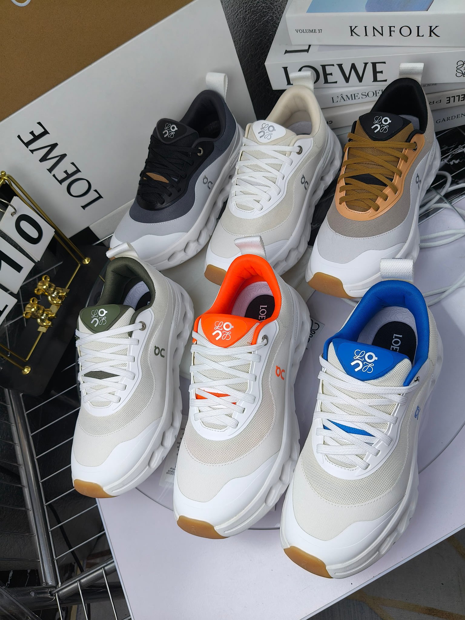 x On oudtilt 2.0
昂跑loewe联名
圆头系带生活休闲鞋
广州高品质
cioudtilt2.0跑鞋‼️情侣款
罗意威 xon 昂跑全新合作系列 时尚,品牌与瑞士高性能运动品牌on携手打造的此系列作品专为城市与户外生活而设,充分彰显蕴含可持续理念的科技品质。由再生聚酯纤维和网眼布制成,采用独家橡胶鞋底,鞋侧印有loewe罗意威经典logo,饰有全覆盖贴缝细节。此次合作,将on昂跑专业技术和loewe罗意威的精湛工艺结合,运用在的制作和设计中,专为城市生活和户外运动打造。
码数:女35-41(女41定做)
:男39-45(男38.45定做)