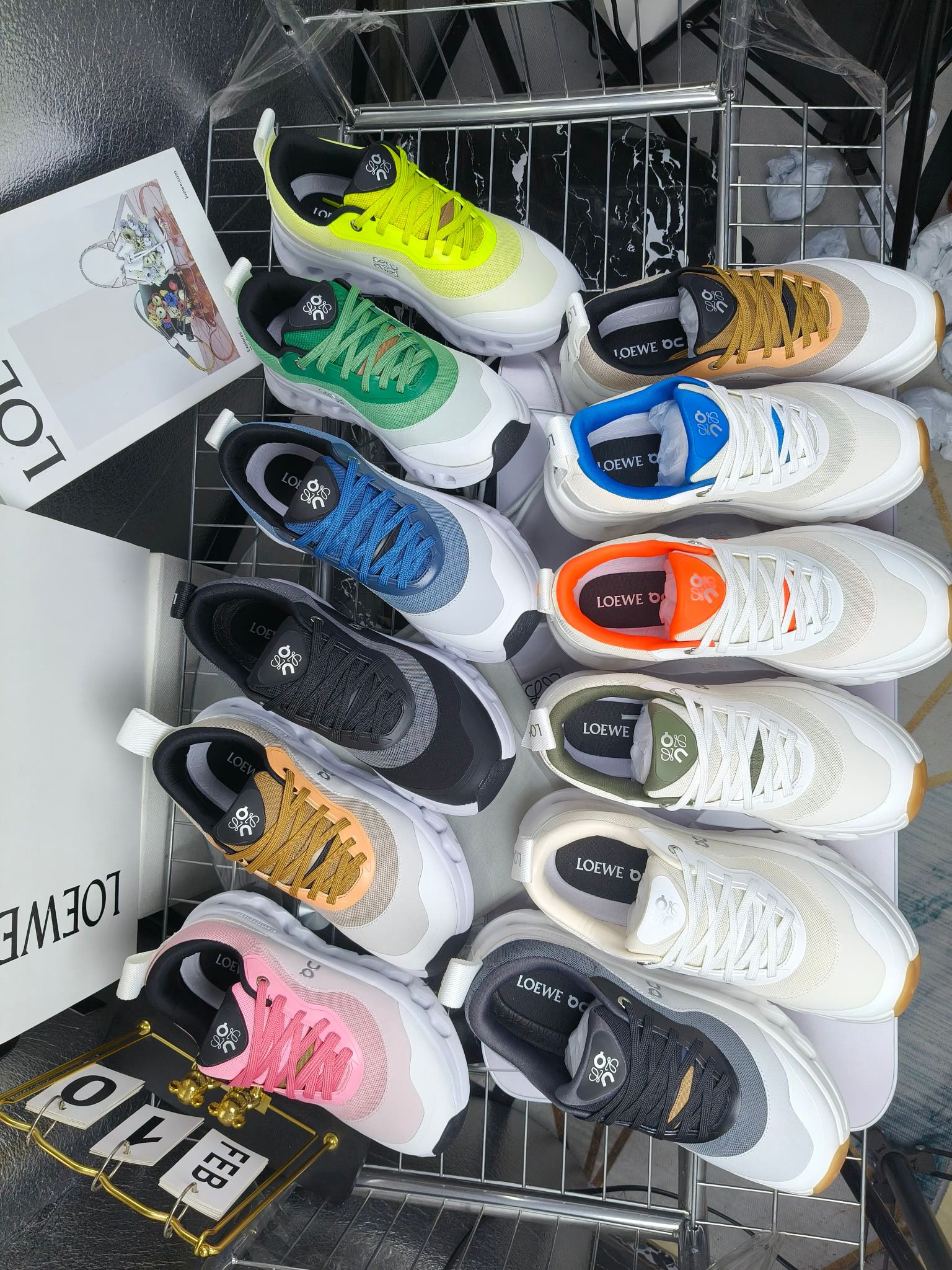 x On oudtilt 2.0
昂跑loewe联名
圆头系带生活休闲鞋
广州高品质
cioudtilt2.0跑鞋‼️情侣款
罗意威 xon 昂跑全新合作系列 时尚,品牌与瑞士高性能运动品牌on携手打造的此系列作品专为城市与户外生活而设,充分彰显蕴含可持续理念的科技品质。由再生聚酯纤维和网眼布制成,采用独家橡胶鞋底,鞋侧印有loewe罗意威经典logo,饰有全覆盖贴缝细节。此次合作,将on昂跑专业技术和loewe罗意威的精湛工艺结合,运用在的制作和设计中,专为城市生活和户外运动打造。
码数:女35-41(女41定做)
:男39-45(男38.45定做)