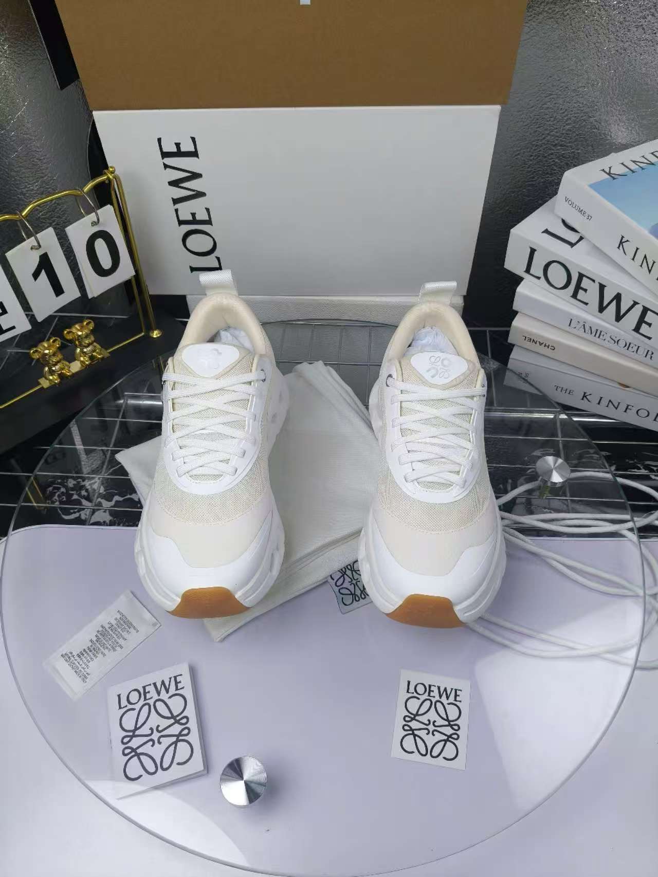 x On oudtilt 2.0
昂跑loewe联名
圆头系带生活休闲鞋
广州高品质
cioudtilt2.0跑鞋‼️情侣款
罗意威 xon 昂跑全新合作系列 时尚,品牌与瑞士高性能运动品牌on携手打造的此系列作品专为城市与户外生活而设,充分彰显蕴含可持续理念的科技品质。由再生聚酯纤维和网眼布制成,采用独家橡胶鞋底,鞋侧印有loewe罗意威经典logo,饰有全覆盖贴缝细节。此次合作,将on昂跑专业技术和loewe罗意威的精湛工艺结合,运用在的制作和设计中,专为城市生活和户外运动打造。
码数:女35-41(女41定做)
:男39-45(男38.45定做)