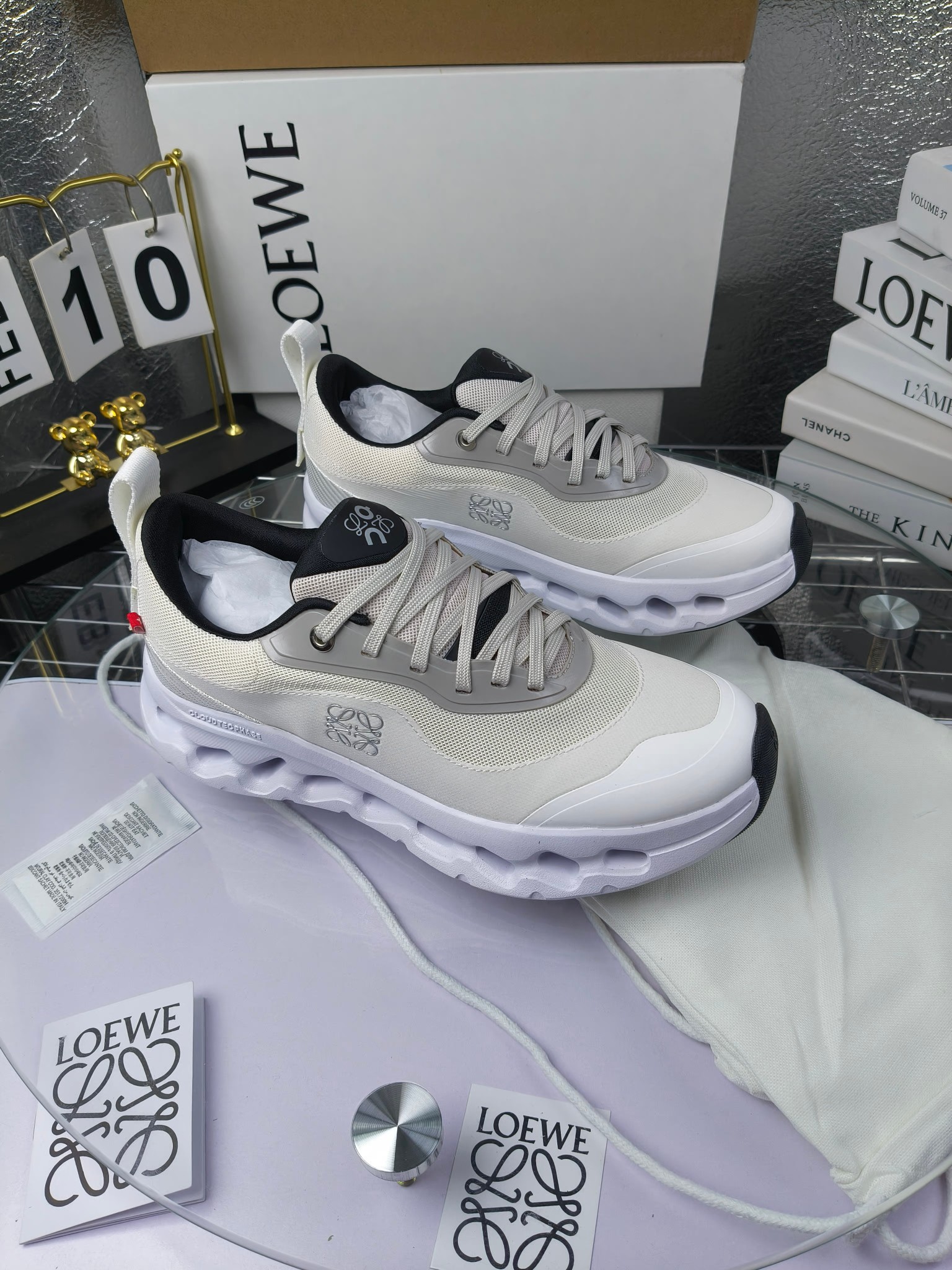  x On oudtilt 2.0
 昂跑loewe联名
 圆头系带生活休闲鞋 
广州高品质
 cioudtilt2.0跑鞋‼️情侣款
 罗意威 xon 昂跑全新合作系列 时尚，品牌与瑞士高性能运动品牌on携手打造的此系列作品专为城市与户外生活而设，充分彰显蕴含可持续理念的科技品质。由再生聚酯纤维和网眼布制成，采用独家橡胶鞋底，鞋侧印有loewe罗意威经典logo，饰有全覆盖贴缝细节。此次合作，将on昂跑专业技术和loewe罗意威的精湛工艺结合，运用在的制作和设计中，专为城市生活和户外运动打造。
码数：女35-41（女41定做）
        ：男39-45（男38.45定做）