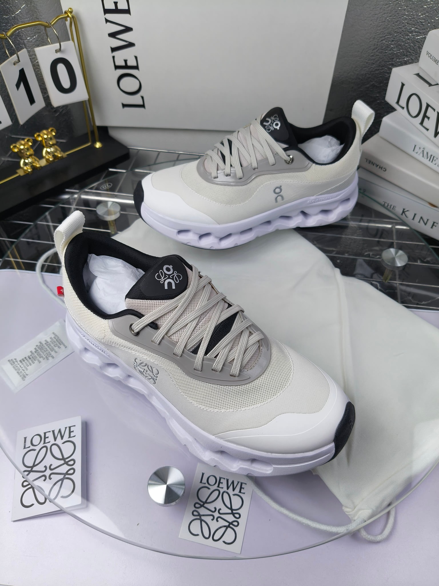  x On oudtilt 2.0
 昂跑loewe联名
 圆头系带生活休闲鞋 
广州高品质
 cioudtilt2.0跑鞋‼️情侣款
 罗意威 xon 昂跑全新合作系列 时尚，品牌与瑞士高性能运动品牌on携手打造的此系列作品专为城市与户外生活而设，充分彰显蕴含可持续理念的科技品质。由再生聚酯纤维和网眼布制成，采用独家橡胶鞋底，鞋侧印有loewe罗意威经典logo，饰有全覆盖贴缝细节。此次合作，将on昂跑专业技术和loewe罗意威的精湛工艺结合，运用在的制作和设计中，专为城市生活和户外运动打造。
码数：女35-41（女41定做）
        ：男39-45（男38.45定做）