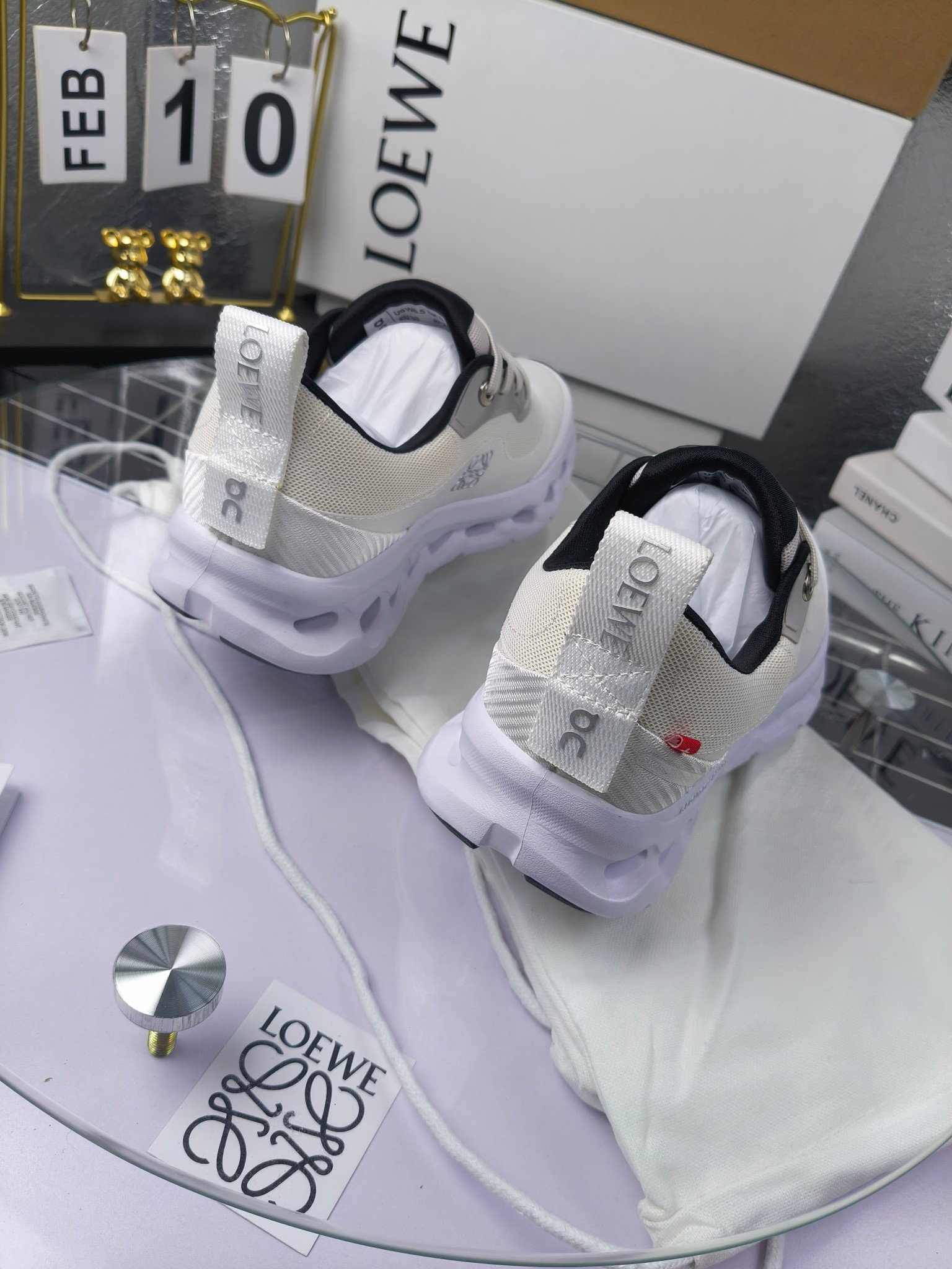  x On oudtilt 2.0
 昂跑loewe联名
 圆头系带生活休闲鞋 
广州高品质
 cioudtilt2.0跑鞋‼️情侣款
 罗意威 xon 昂跑全新合作系列 时尚，品牌与瑞士高性能运动品牌on携手打造的此系列作品专为城市与户外生活而设，充分彰显蕴含可持续理念的科技品质。由再生聚酯纤维和网眼布制成，采用独家橡胶鞋底，鞋侧印有loewe罗意威经典logo，饰有全覆盖贴缝细节。此次合作，将on昂跑专业技术和loewe罗意威的精湛工艺结合，运用在的制作和设计中，专为城市生活和户外运动打造。
码数：女35-41（女41定做）
        ：男39-45（男38.45定做）
