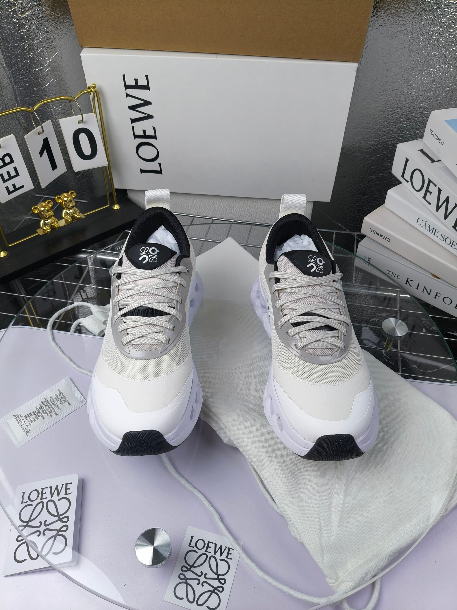  x On oudtilt 2.0
 昂跑loewe联名
 圆头系带生活休闲鞋 
广州高品质
 cioudtilt2.0跑鞋‼️情侣款
 罗意威 xon 昂跑全新合作系列 时尚，品牌与瑞士高性能运动品牌on携手打造的此系列作品专为城市与户外生活而设，充分彰显蕴含可持续理念的科技品质。由再生聚酯纤维和网眼布制成，采用独家橡胶鞋底，鞋侧印有loewe罗意威经典logo，饰有全覆盖贴缝细节。此次合作，将on昂跑专业技术和loewe罗意威的精湛工艺结合，运用在的制作和设计中，专为城市生活和户外运动打造。
码数：女35-41（女41定做）
        ：男39-45（男38.45定做）