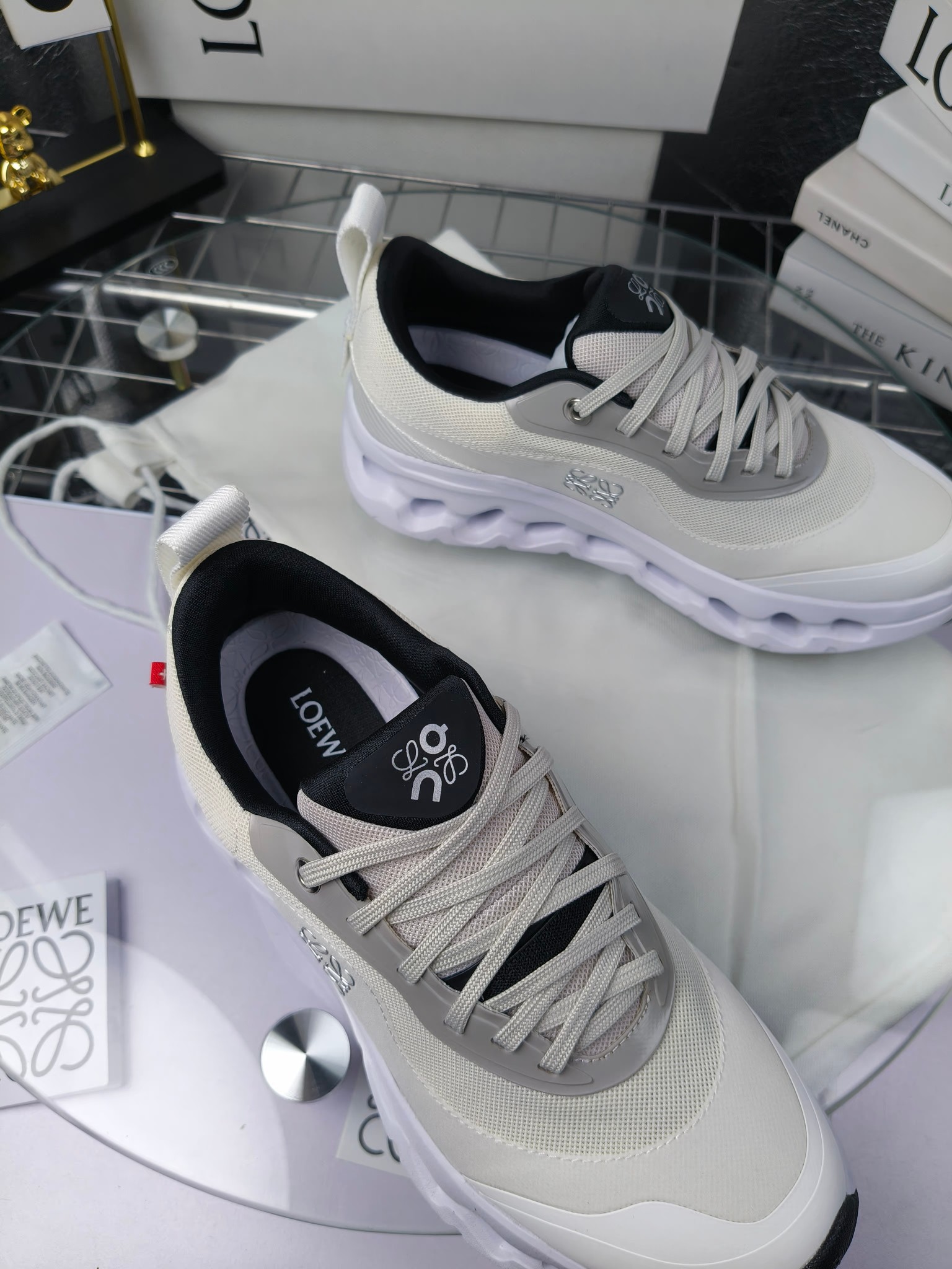  x On oudtilt 2.0
 昂跑loewe联名
 圆头系带生活休闲鞋 
广州高品质
 cioudtilt2.0跑鞋‼️情侣款
 罗意威 xon 昂跑全新合作系列 时尚，品牌与瑞士高性能运动品牌on携手打造的此系列作品专为城市与户外生活而设，充分彰显蕴含可持续理念的科技品质。由再生聚酯纤维和网眼布制成，采用独家橡胶鞋底，鞋侧印有loewe罗意威经典logo，饰有全覆盖贴缝细节。此次合作，将on昂跑专业技术和loewe罗意威的精湛工艺结合，运用在的制作和设计中，专为城市生活和户外运动打造。
码数：女35-41（女41定做）
        ：男39-45（男38.45定做）