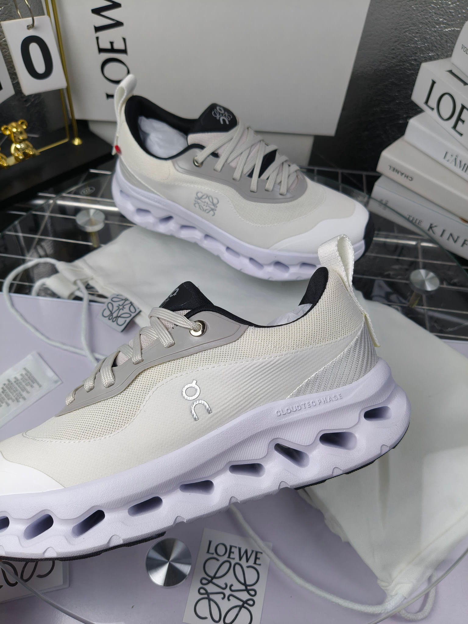  x On oudtilt 2.0
 昂跑loewe联名
 圆头系带生活休闲鞋 
广州高品质
 cioudtilt2.0跑鞋‼️情侣款
 罗意威 xon 昂跑全新合作系列 时尚，品牌与瑞士高性能运动品牌on携手打造的此系列作品专为城市与户外生活而设，充分彰显蕴含可持续理念的科技品质。由再生聚酯纤维和网眼布制成，采用独家橡胶鞋底，鞋侧印有loewe罗意威经典logo，饰有全覆盖贴缝细节。此次合作，将on昂跑专业技术和loewe罗意威的精湛工艺结合，运用在的制作和设计中，专为城市生活和户外运动打造。
码数：女35-41（女41定做）
        ：男39-45（男38.45定做）
