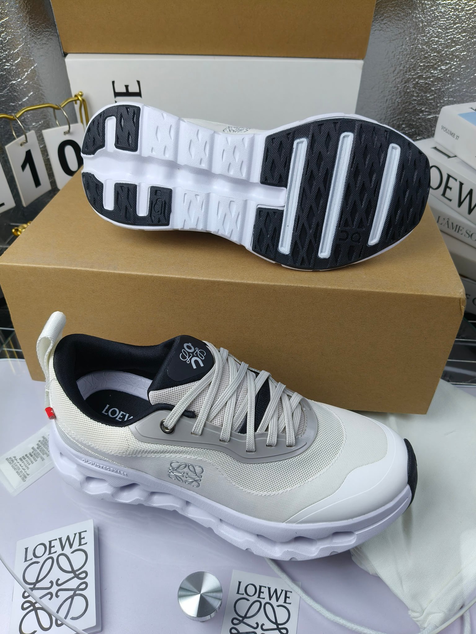  x On oudtilt 2.0
 昂跑loewe联名
 圆头系带生活休闲鞋 
广州高品质
 cioudtilt2.0跑鞋‼️情侣款
 罗意威 xon 昂跑全新合作系列 时尚，品牌与瑞士高性能运动品牌on携手打造的此系列作品专为城市与户外生活而设，充分彰显蕴含可持续理念的科技品质。由再生聚酯纤维和网眼布制成，采用独家橡胶鞋底，鞋侧印有loewe罗意威经典logo，饰有全覆盖贴缝细节。此次合作，将on昂跑专业技术和loewe罗意威的精湛工艺结合，运用在的制作和设计中，专为城市生活和户外运动打造。
码数：女35-41（女41定做）
        ：男39-45（男38.45定做）