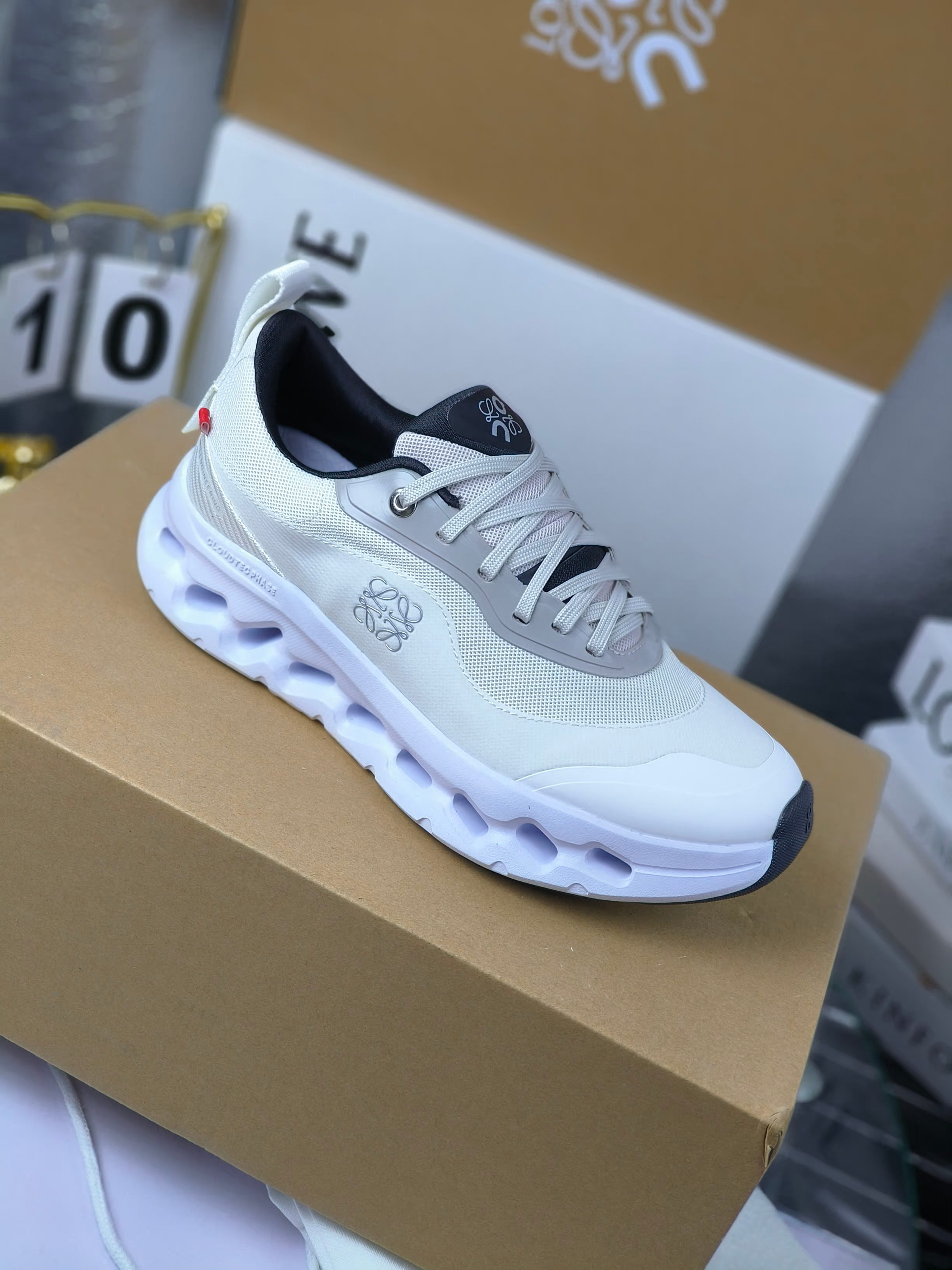  x On oudtilt 2.0
 昂跑loewe联名
 圆头系带生活休闲鞋 
广州高品质
 cioudtilt2.0跑鞋‼️情侣款
 罗意威 xon 昂跑全新合作系列 时尚，品牌与瑞士高性能运动品牌on携手打造的此系列作品专为城市与户外生活而设，充分彰显蕴含可持续理念的科技品质。由再生聚酯纤维和网眼布制成，采用独家橡胶鞋底，鞋侧印有loewe罗意威经典logo，饰有全覆盖贴缝细节。此次合作，将on昂跑专业技术和loewe罗意威的精湛工艺结合，运用在的制作和设计中，专为城市生活和户外运动打造。
码数：女35-41（女41定做）
        ：男39-45（男38.45定做）