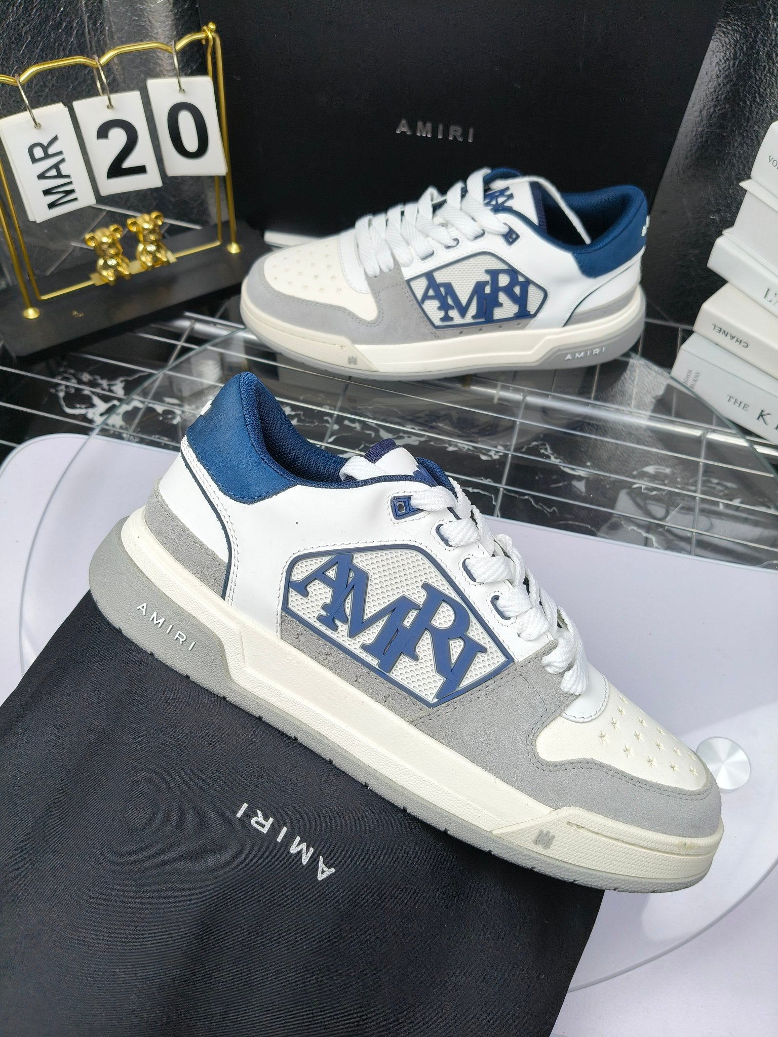 AMIRI
埃米尔    出320
 爆款滑板休闲鞋！ 
米兰国际 amiri 2024 早春优秀爆款🔥 代言🔥引领潮流！！ 
👍面料:原版进口头层磨砂牛皮+进口牛皮 
👍内里:原版1:1内里+进口泡棉 
👍扣饰：采用原版注塑工艺美观不伤皮面 
👍垫脚:专用注塑鞋垫(原版1:1)
 👍大底:橡胶+eva 耐磨大底 
👍包装:原版全套高贵专柜包装 
👍码数:女35-41，41定做
              男39-45男款38.45.46可定制
